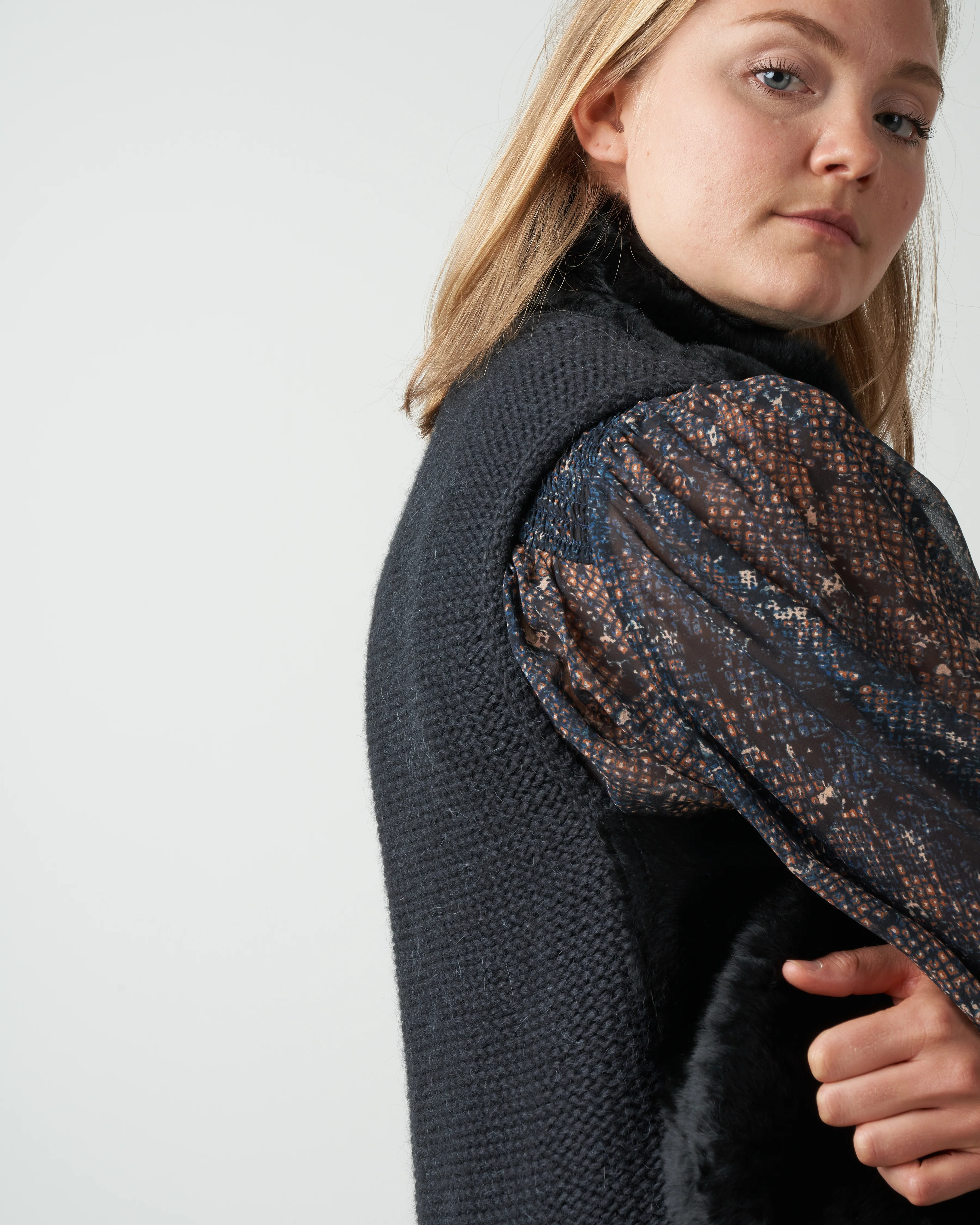 back knit and shearling crombie gilet - black - Image 5