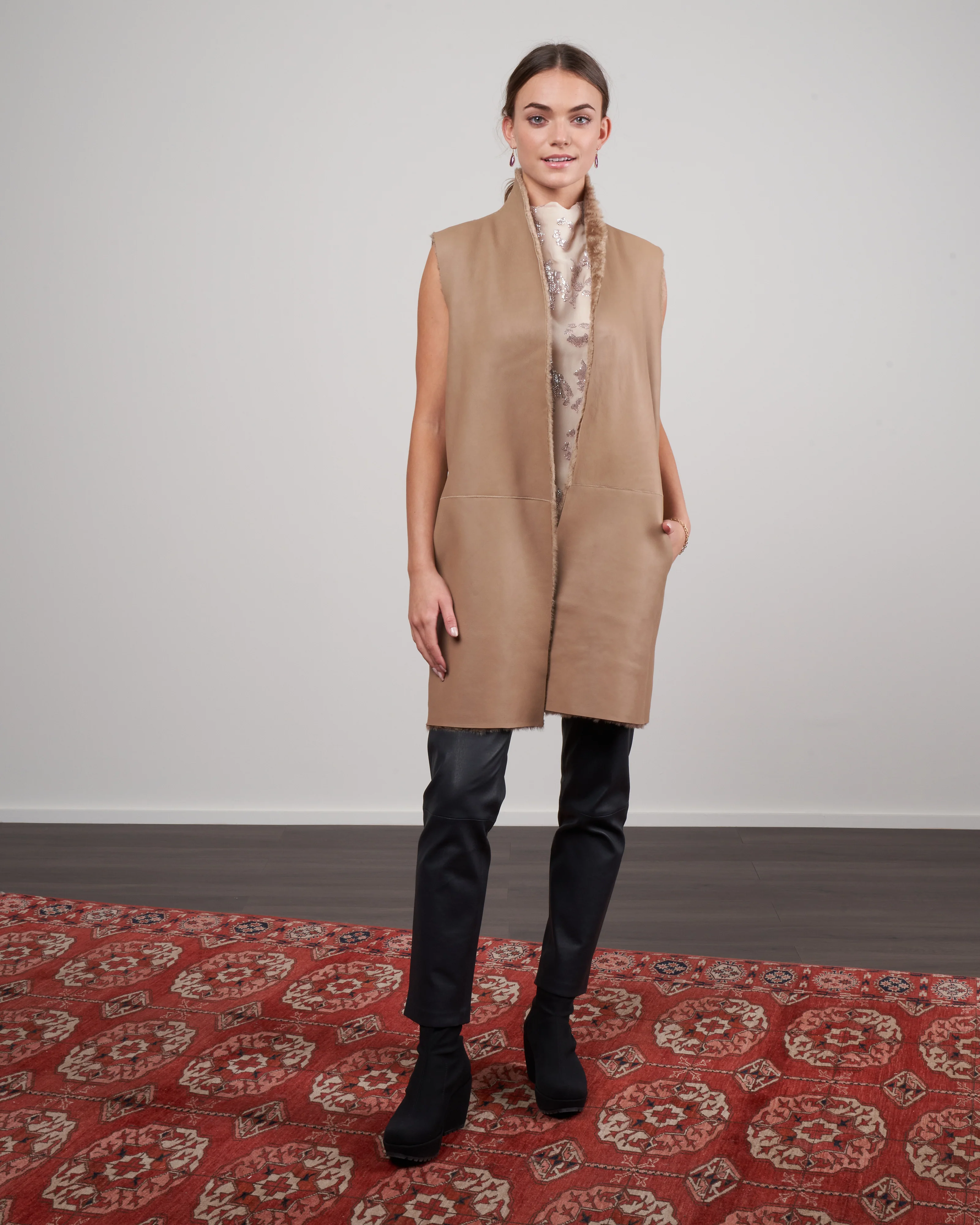 merinillo stand collar shearling gilet - camel - Image 2