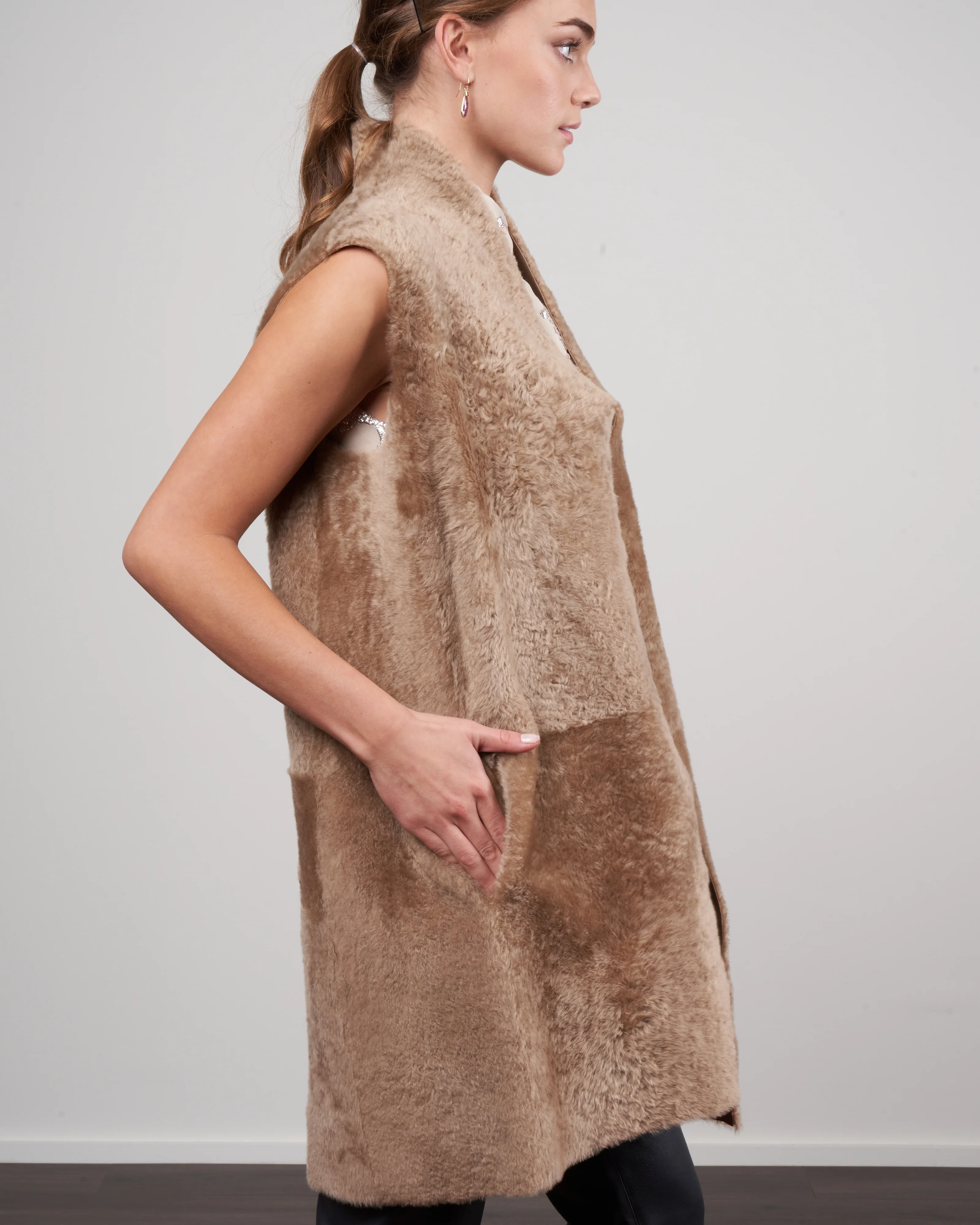merinillo stand collar shearling gilet - camel - Image 3