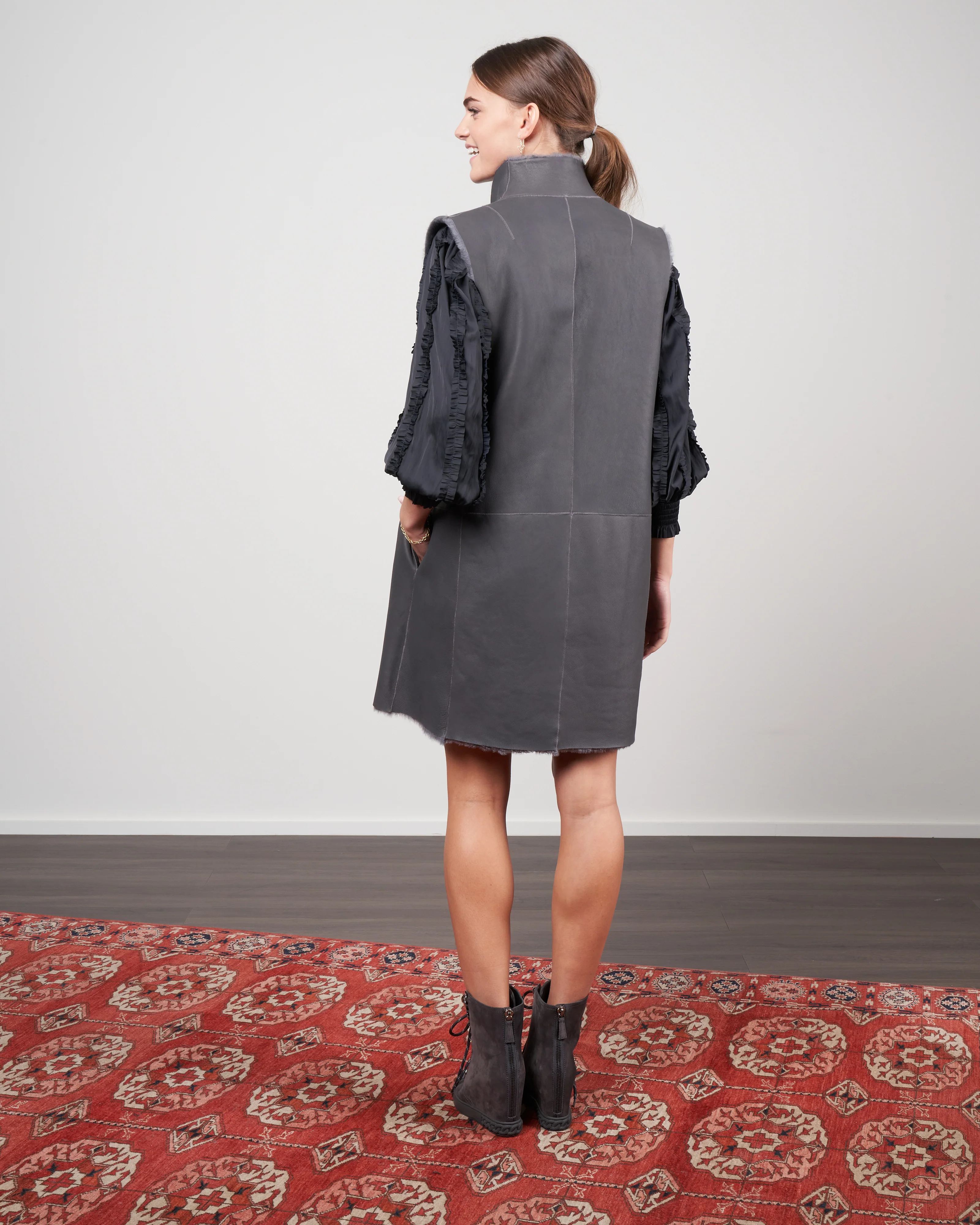 merinillo stand collar shearling gilet - grey - Image 14