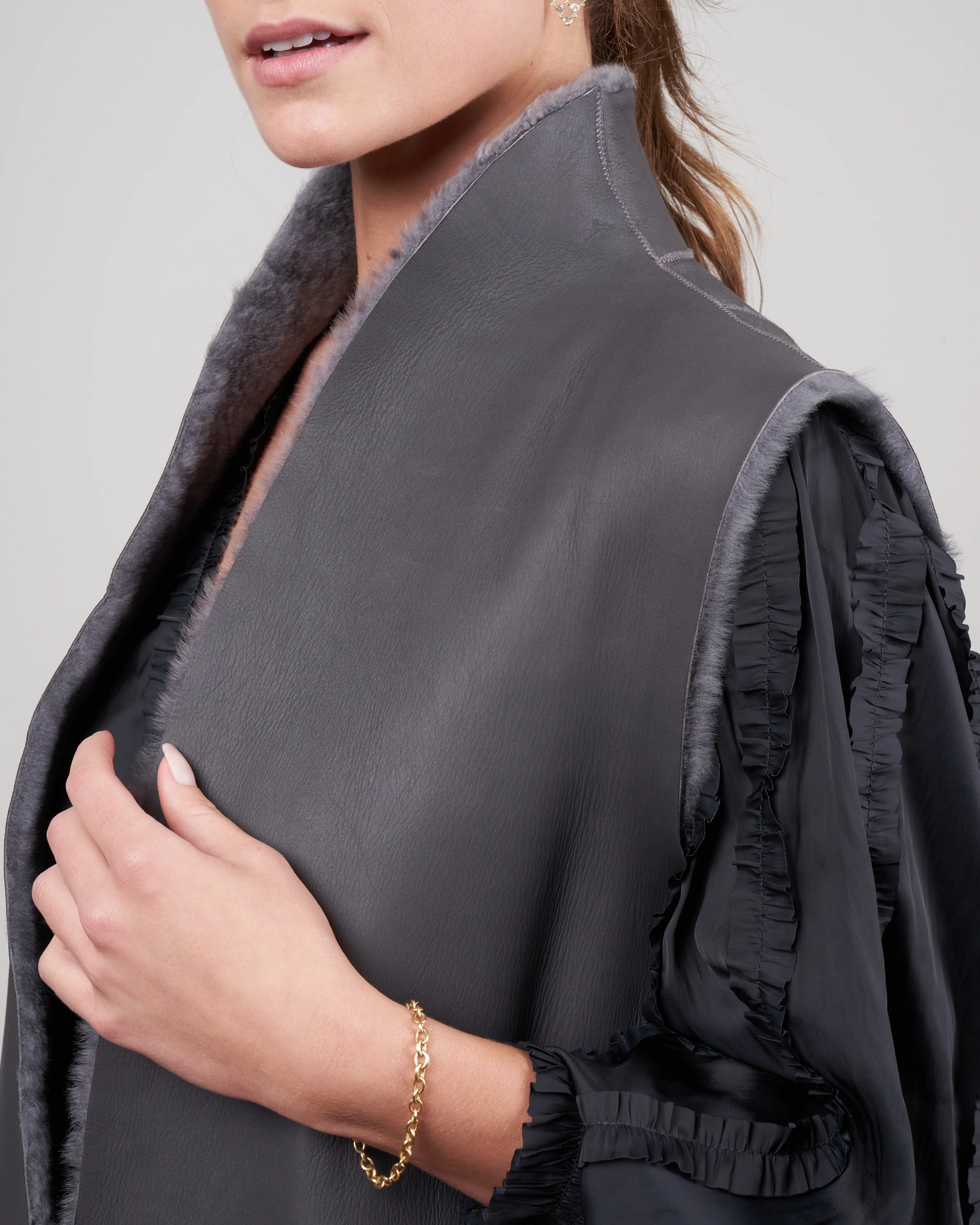 merinillo stand collar shearling gilet - grey - Image 15