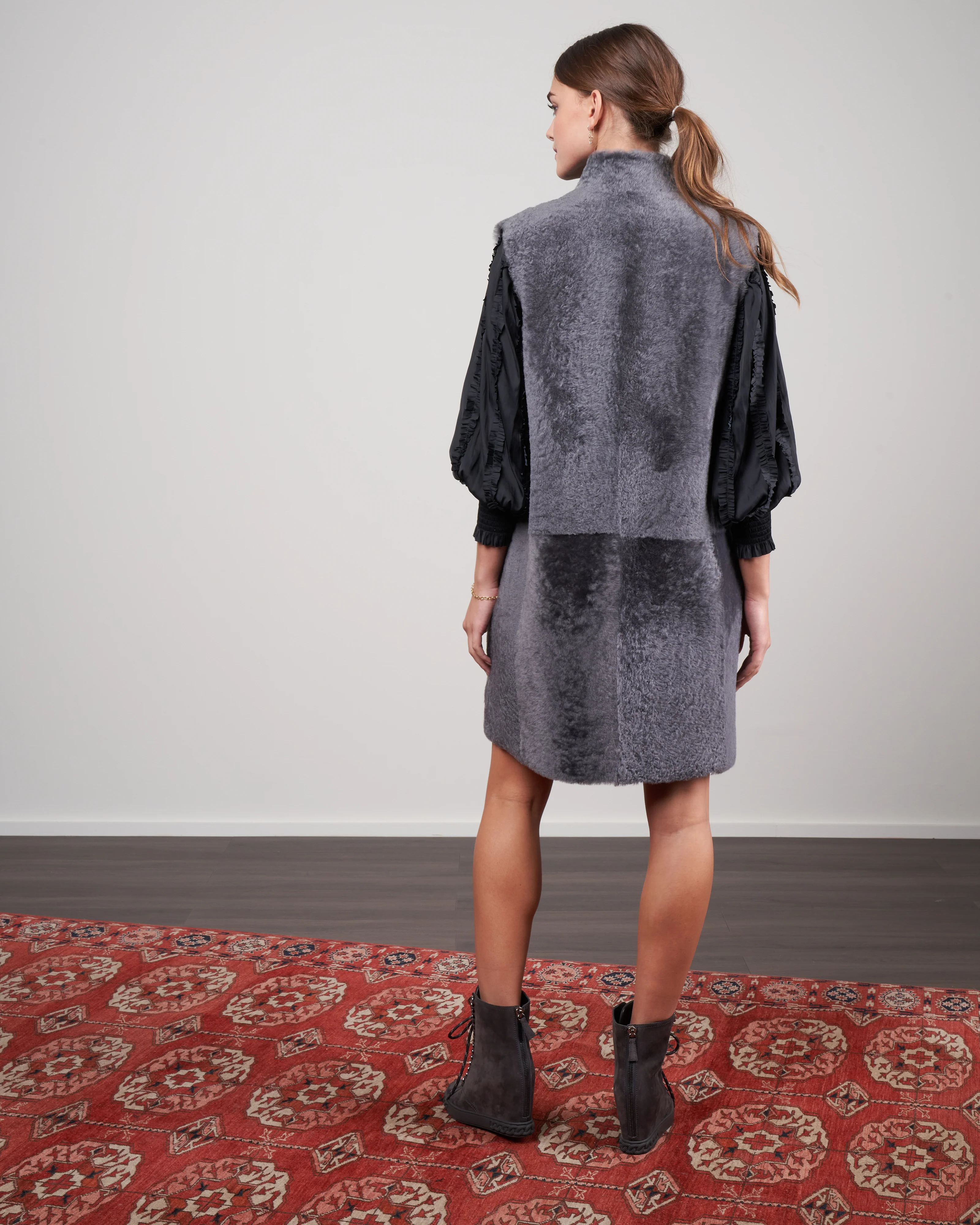 merinillo stand collar shearling gilet - grey - Image 3