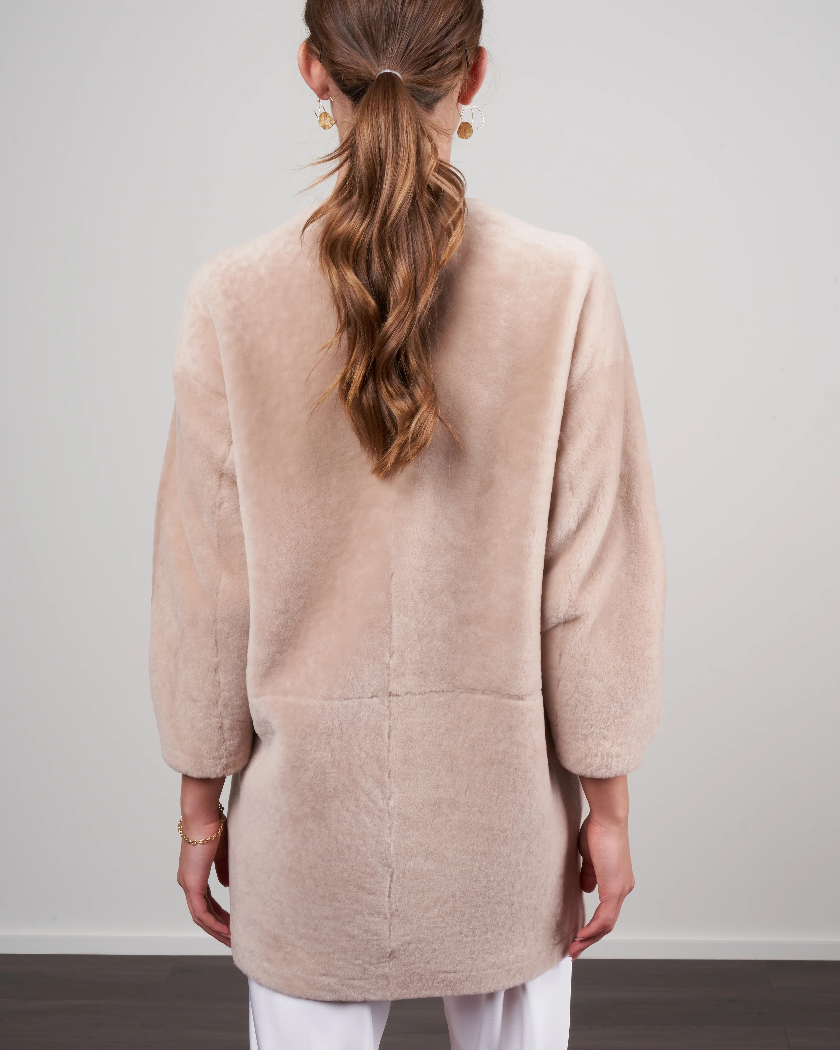 merino v-neck short shearling cardigan - beige - Image 4