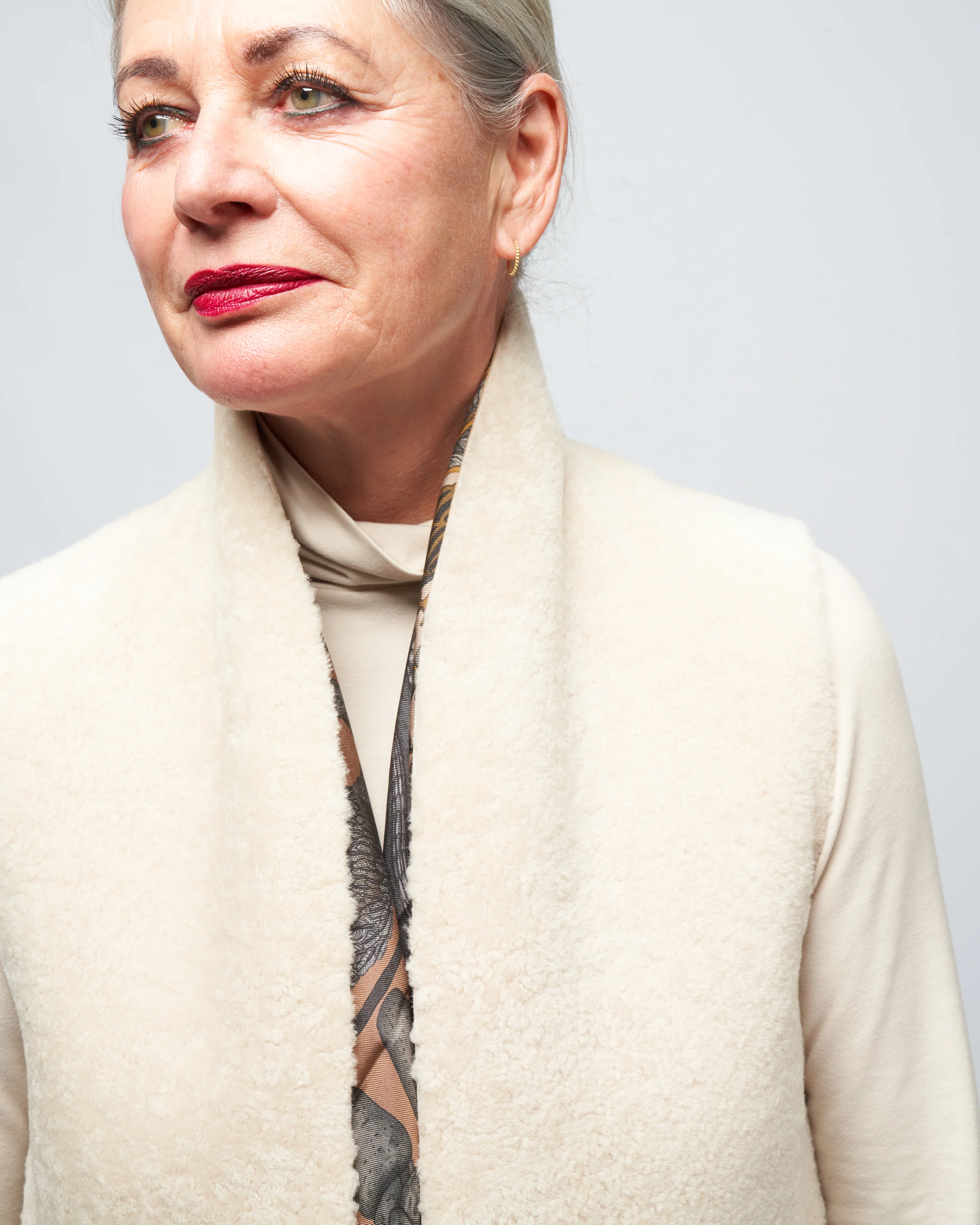 short stand collar gilet - Image 5