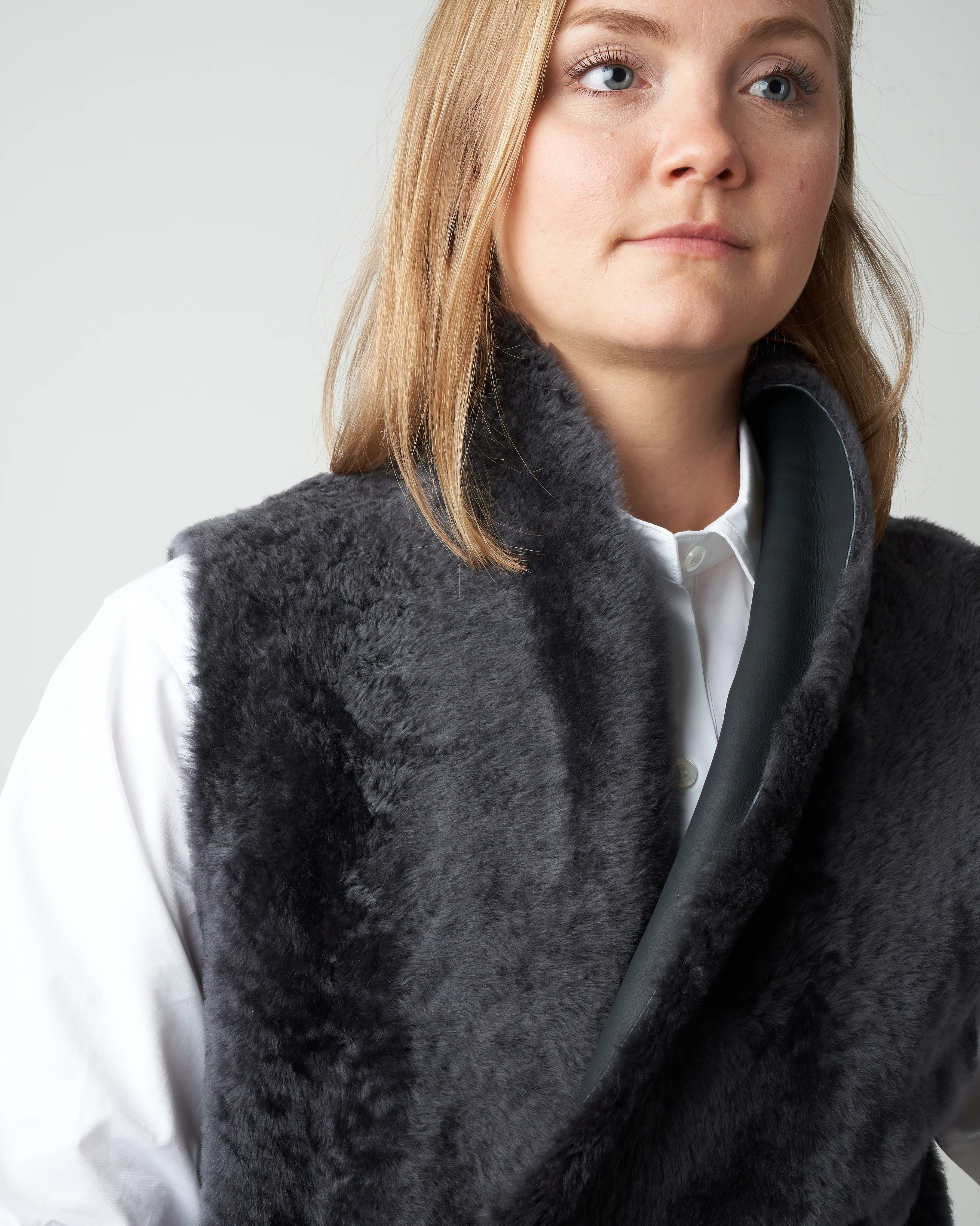 stand collar shearling gilet - graphite - Image 5