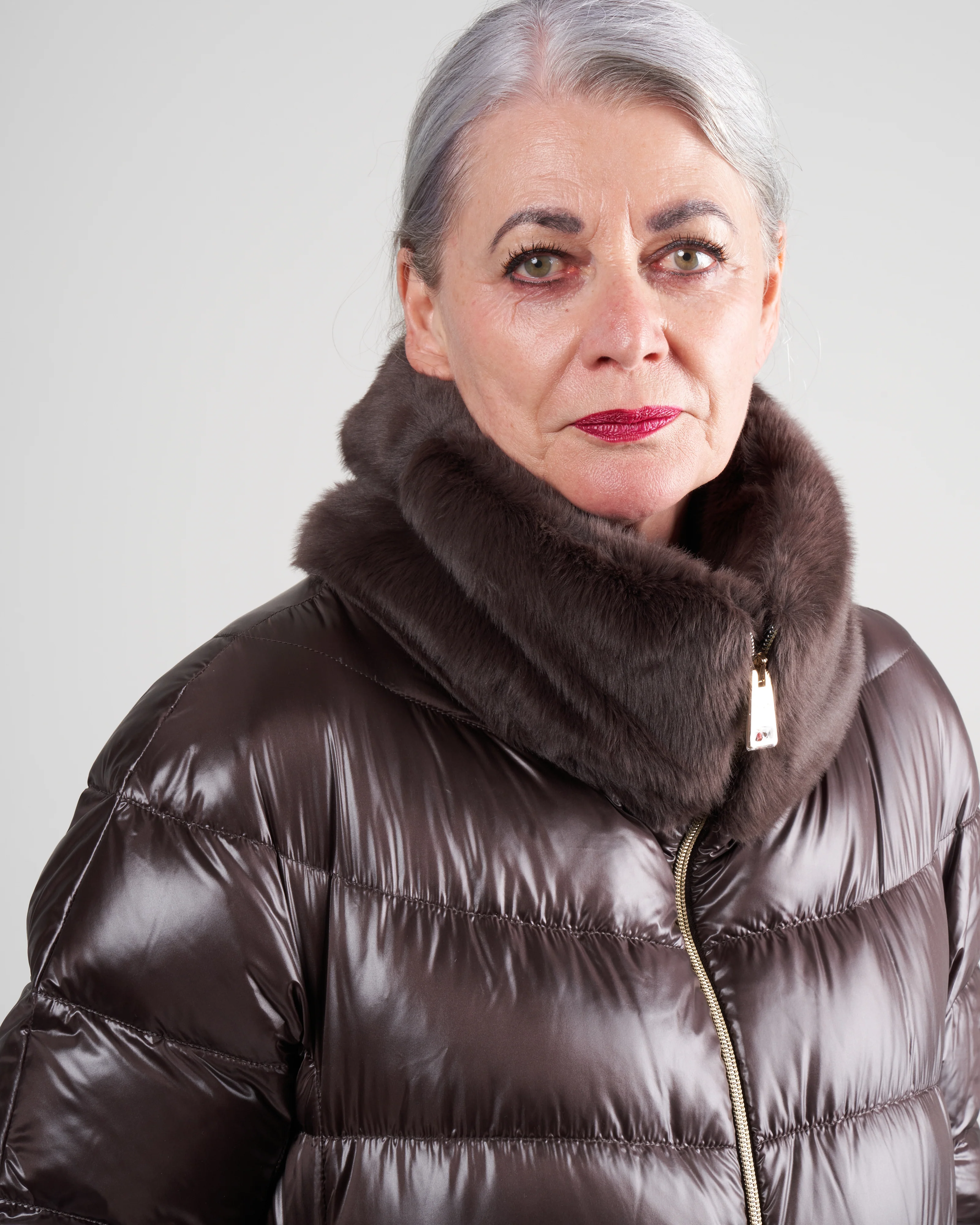 nylon ultralight short jacket w/ faux fur hem & collar - fondente - Image 5