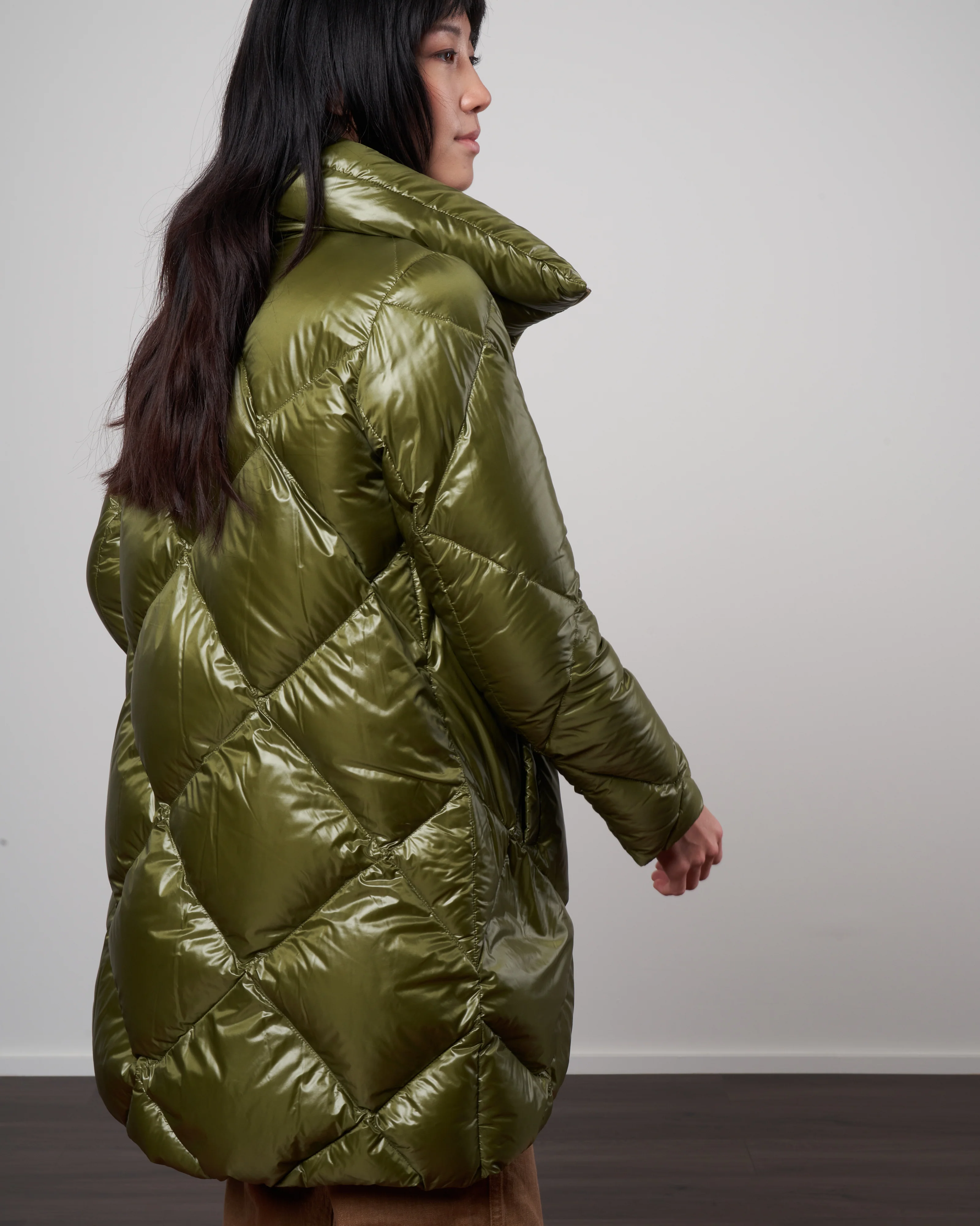 nylon ultralight diamond quilt a-line, hi-lo jacket - verde oliva - Image 3