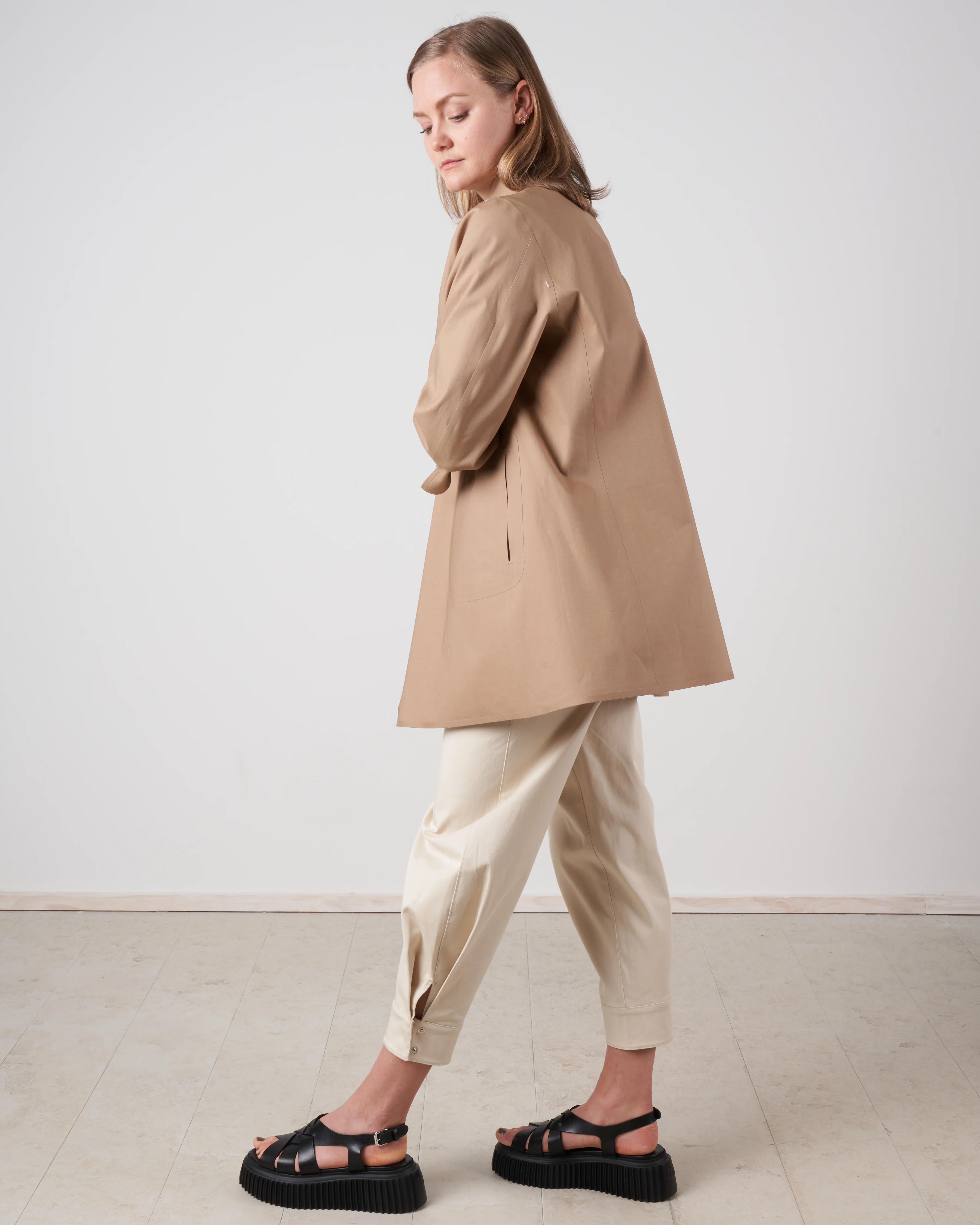 reversible waterproof mac - white/taupe - Image 2