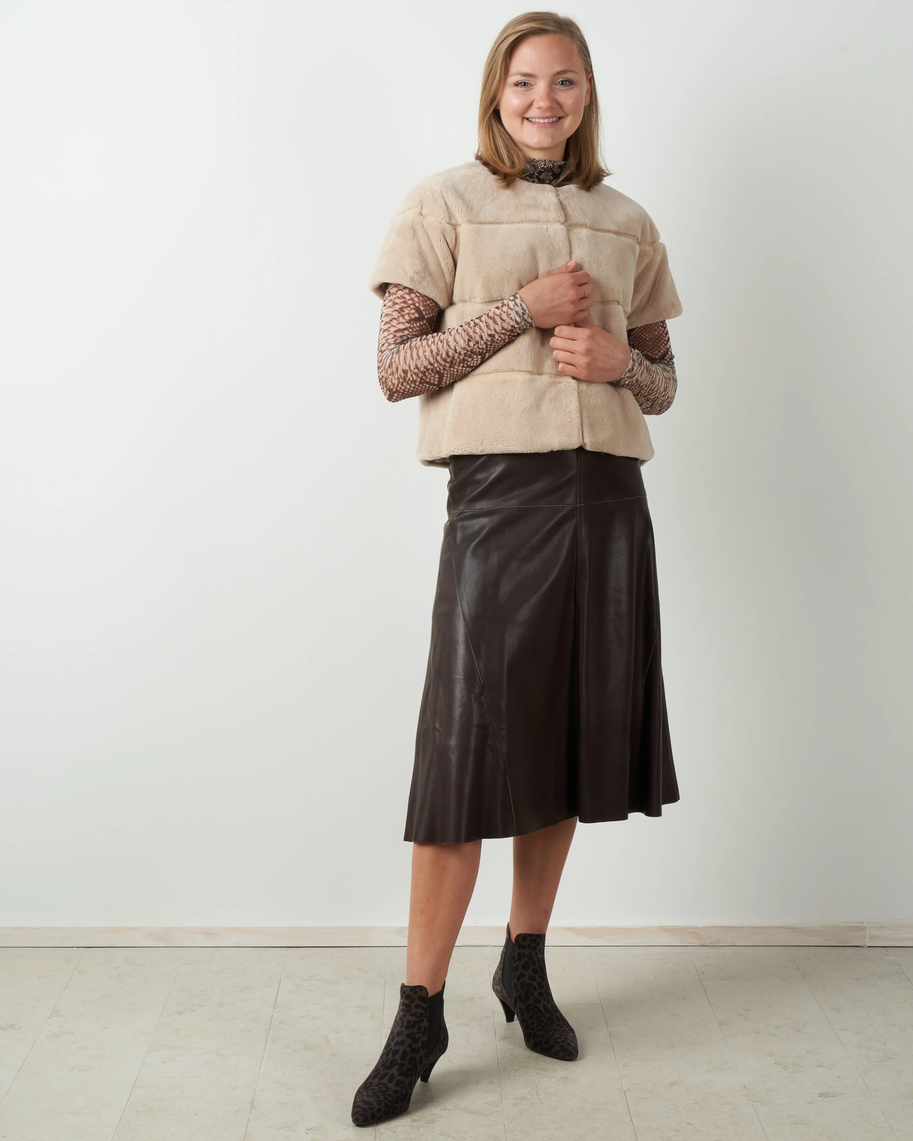 sheared rabbit cap sleeve - chantilly - Image 4