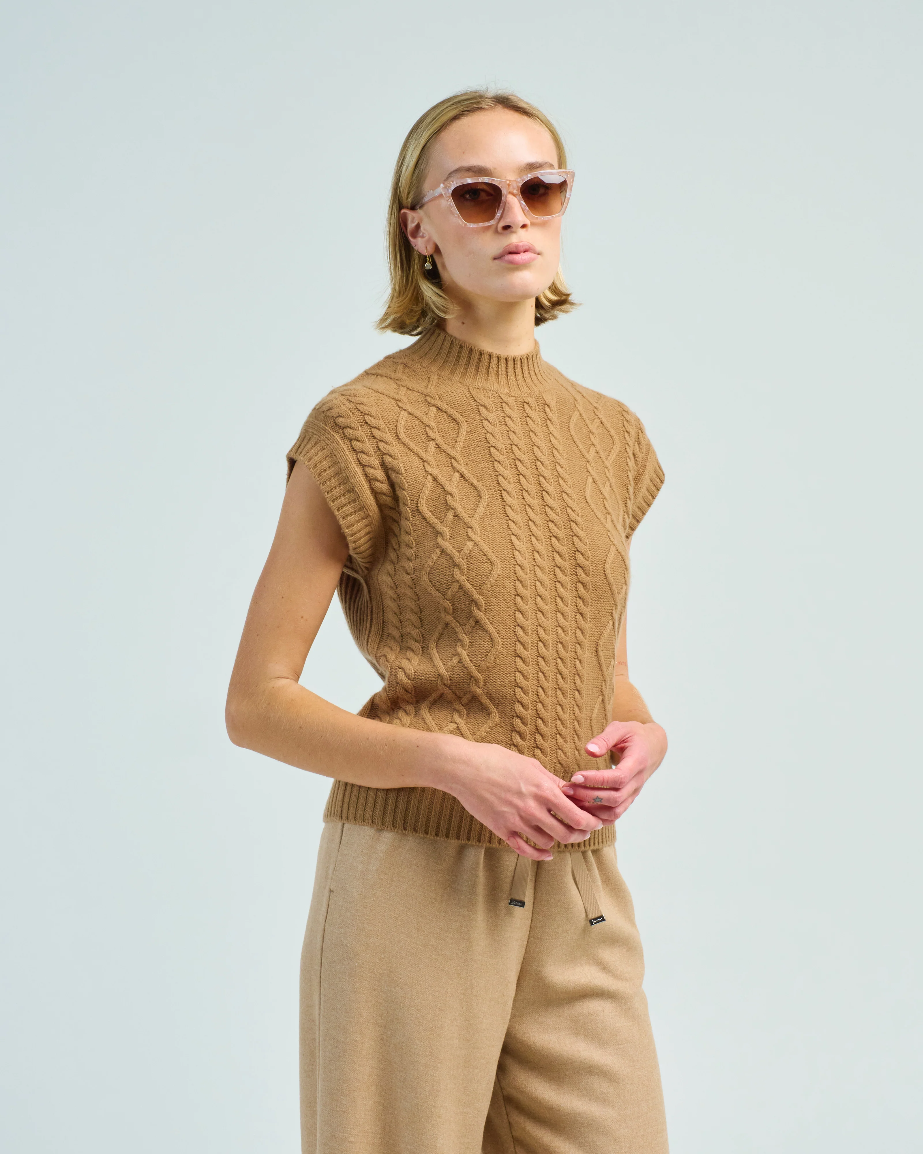 wool/cash blend cable vest w/ crew neck - Image 3