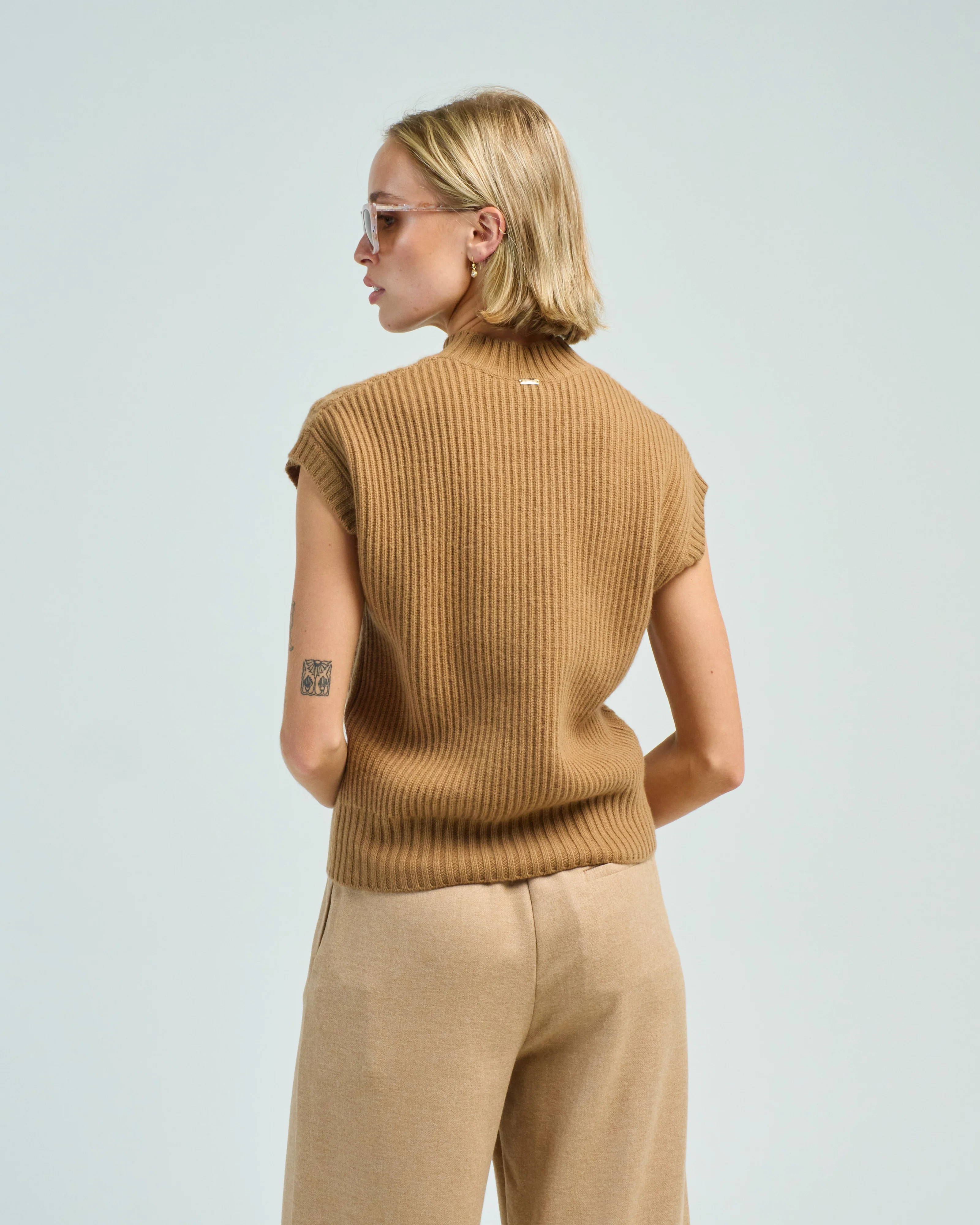 wool/cash blend cable vest w/ crew neck - Image 4