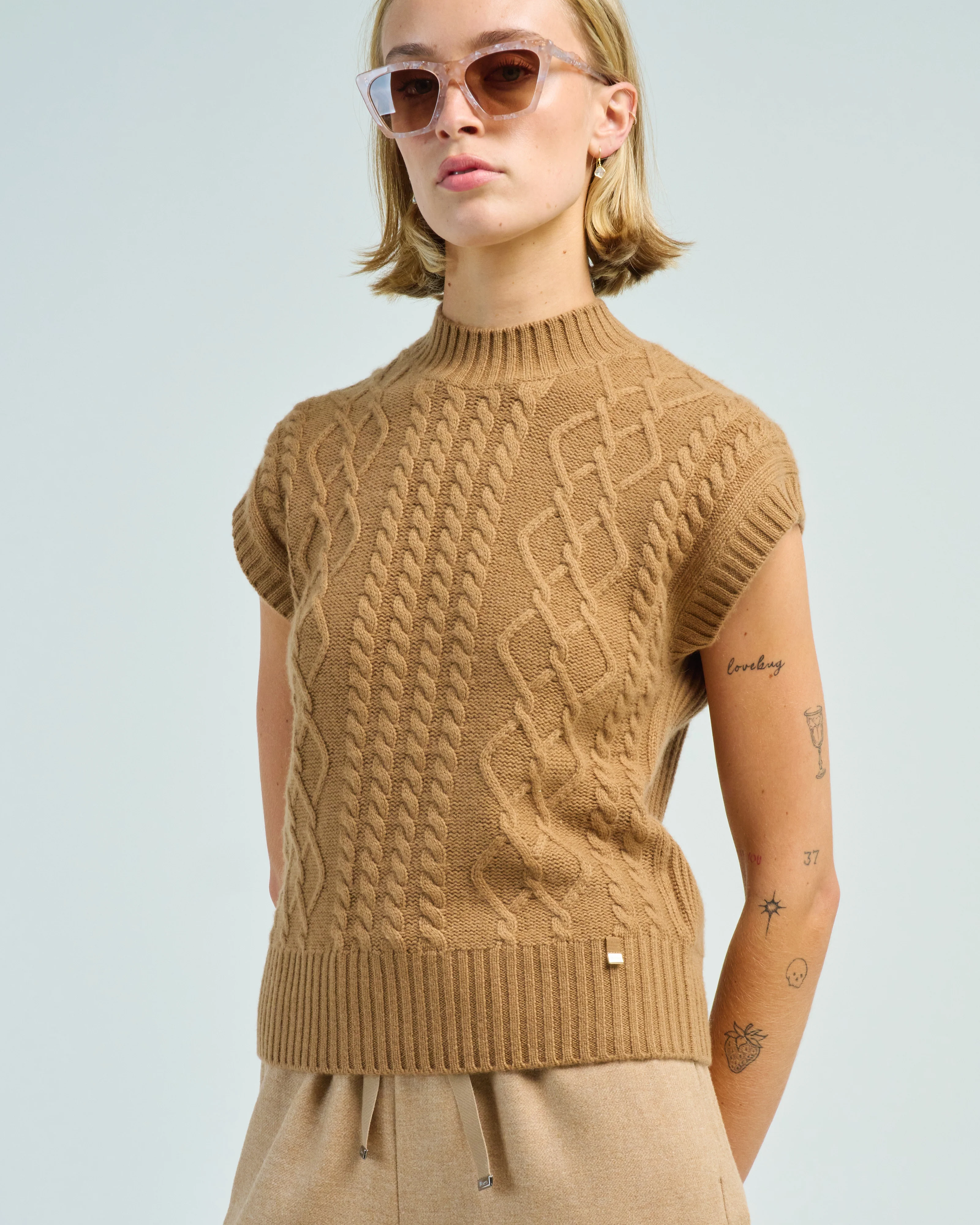 wool/cash blend cable vest w/ crew neck - Image 5