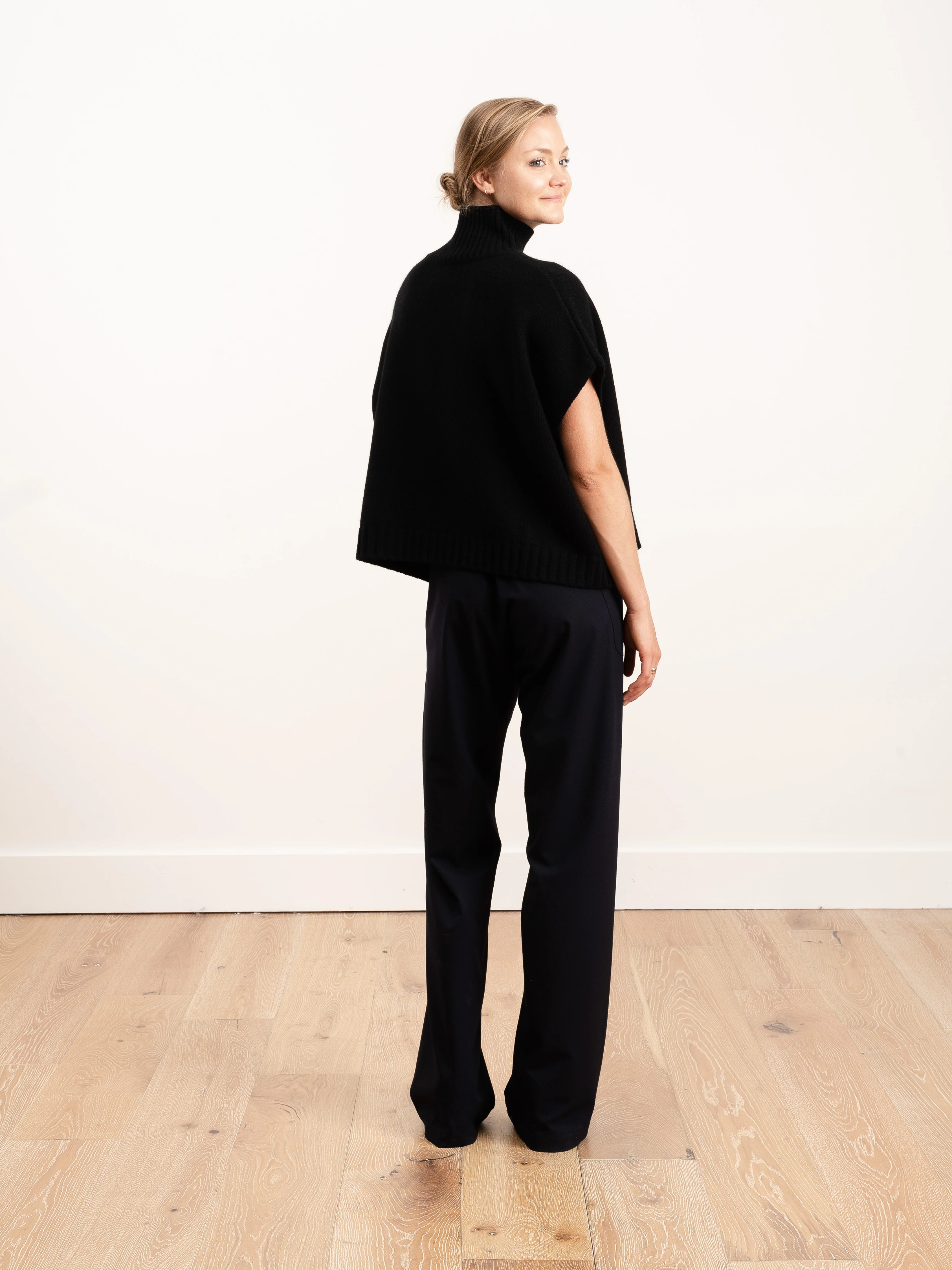 high collar short cape - black - Image 4