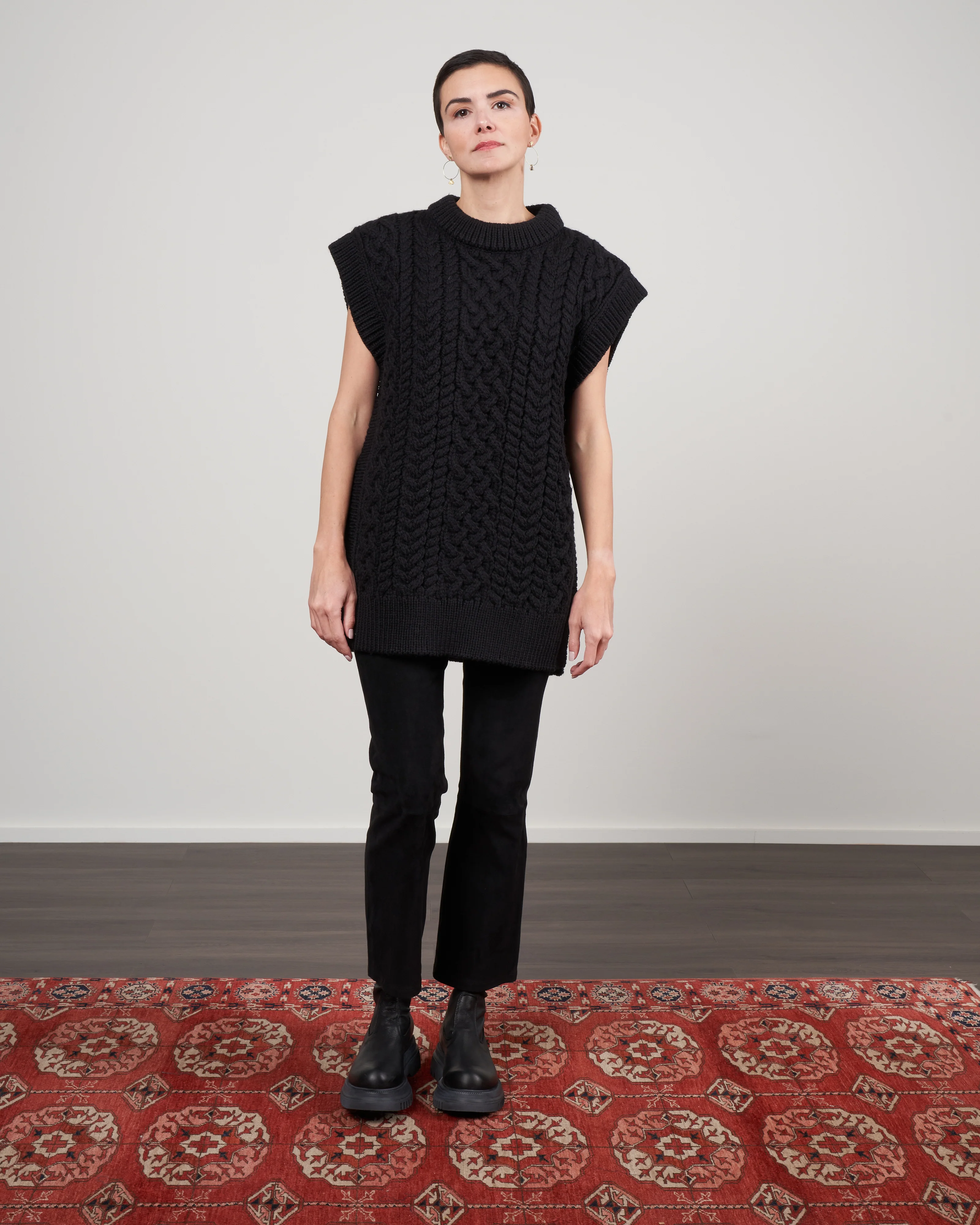 cable sleeveless vest - black - Image 2