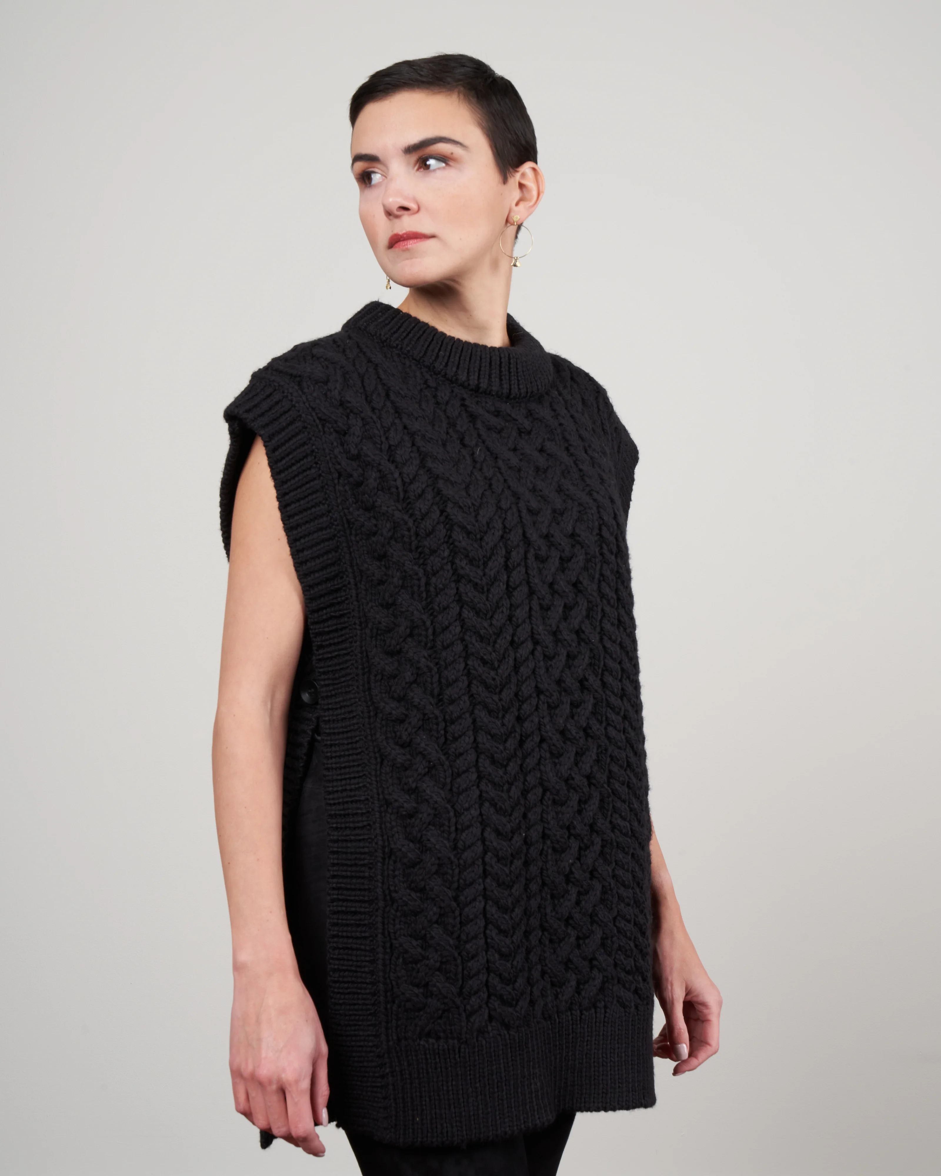 cable sleeveless vest - black - Image 3