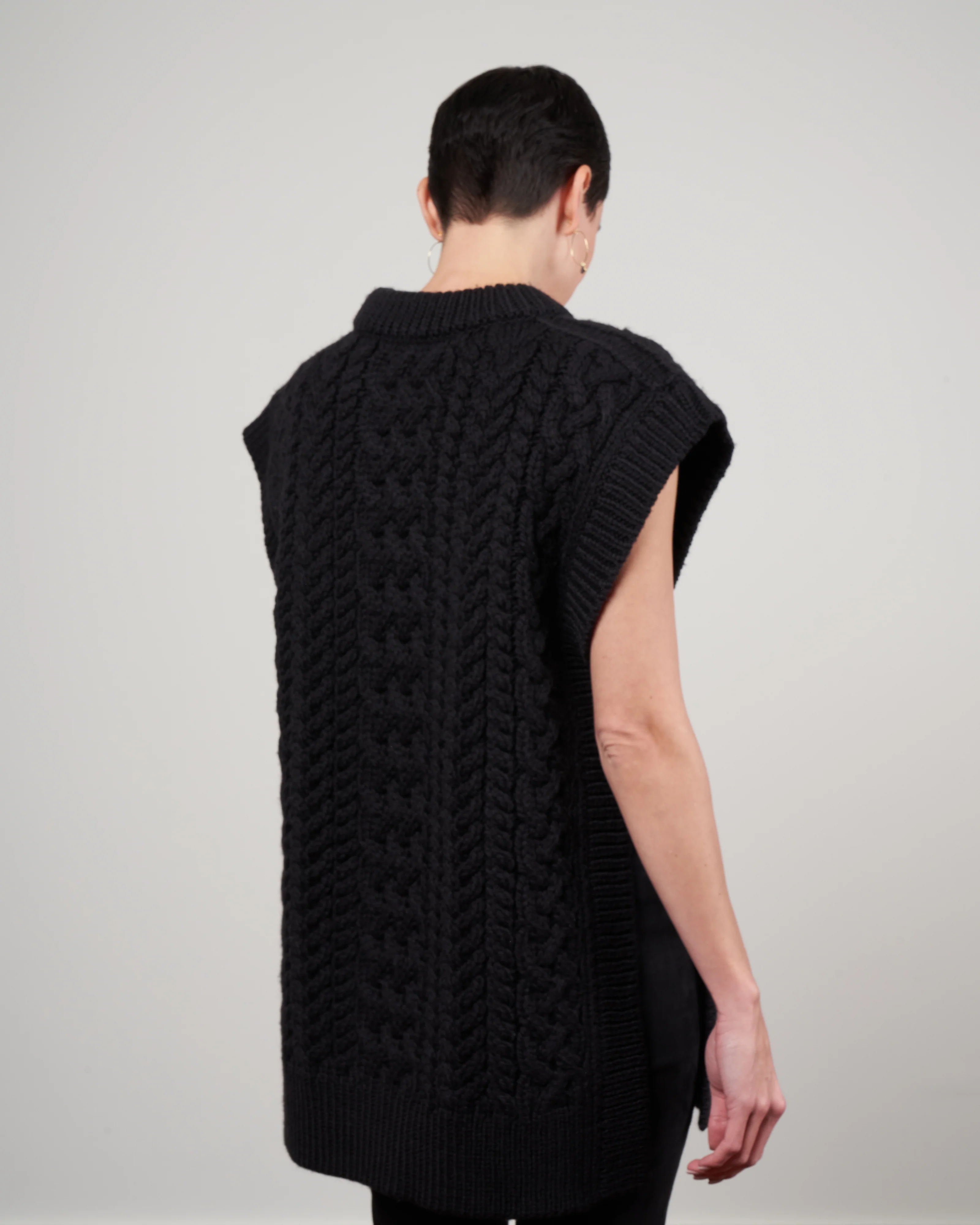cable sleeveless vest - black - Image 4