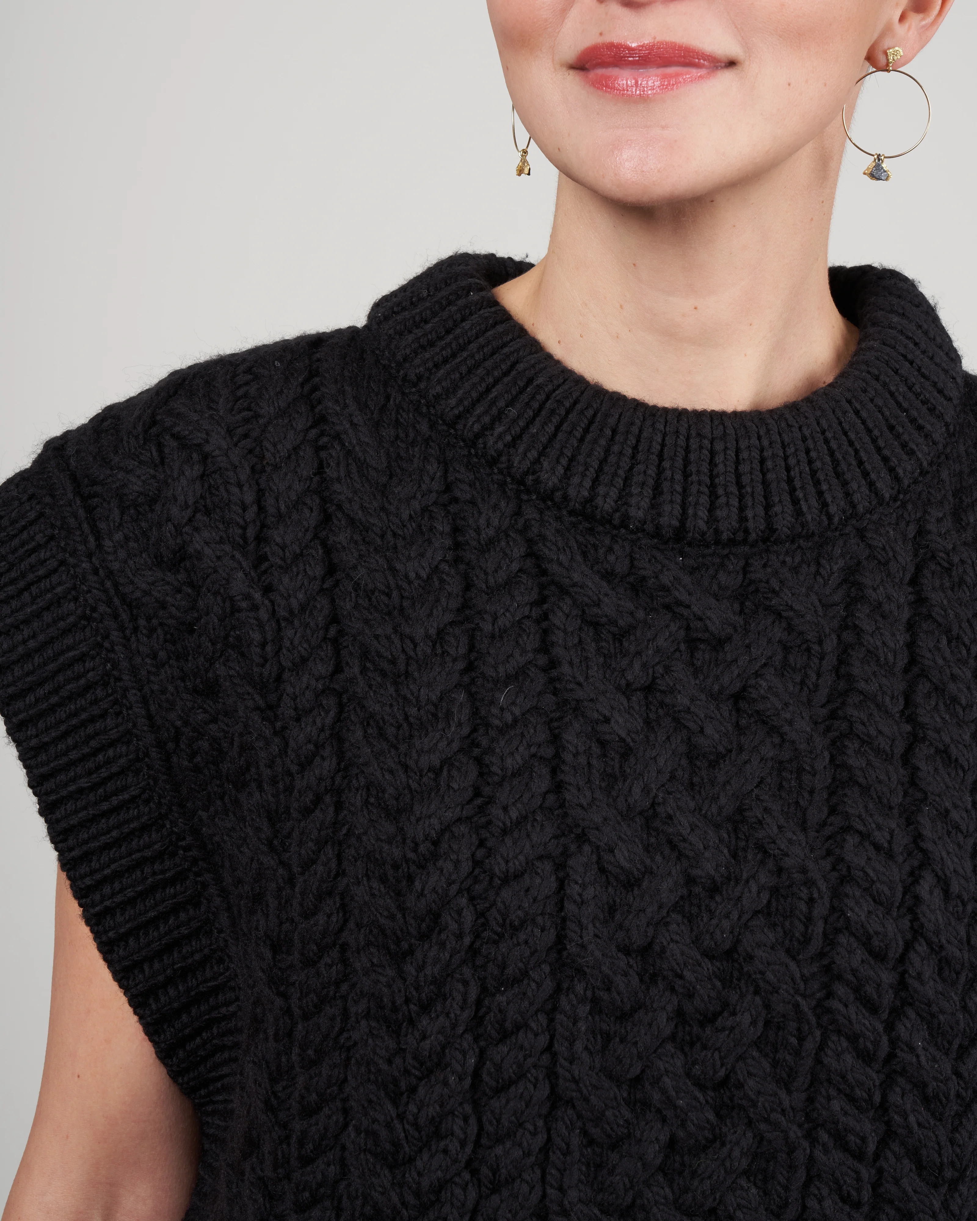 cable sleeveless vest - black - Image 5