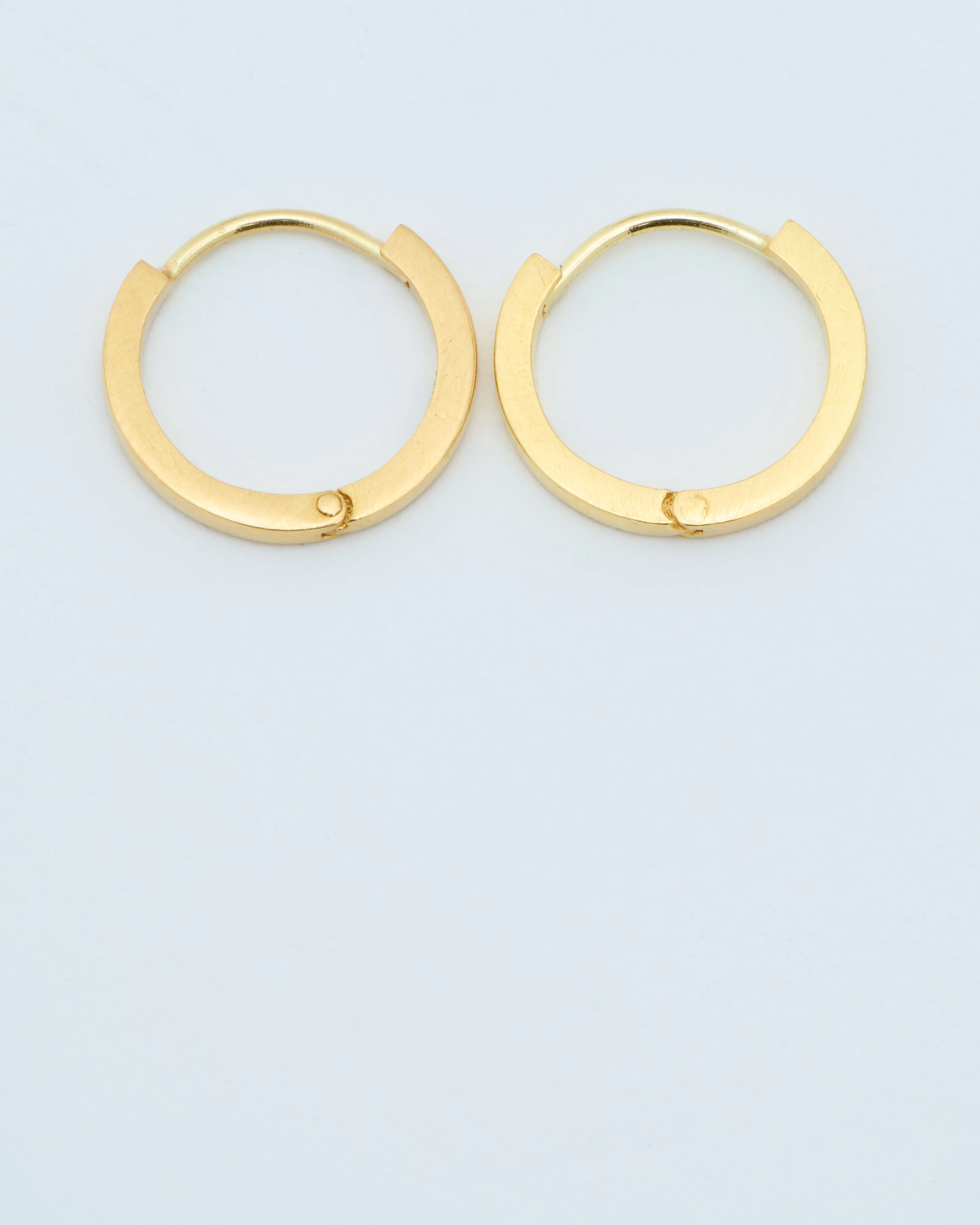 22k plain huggie hoops - Image 3