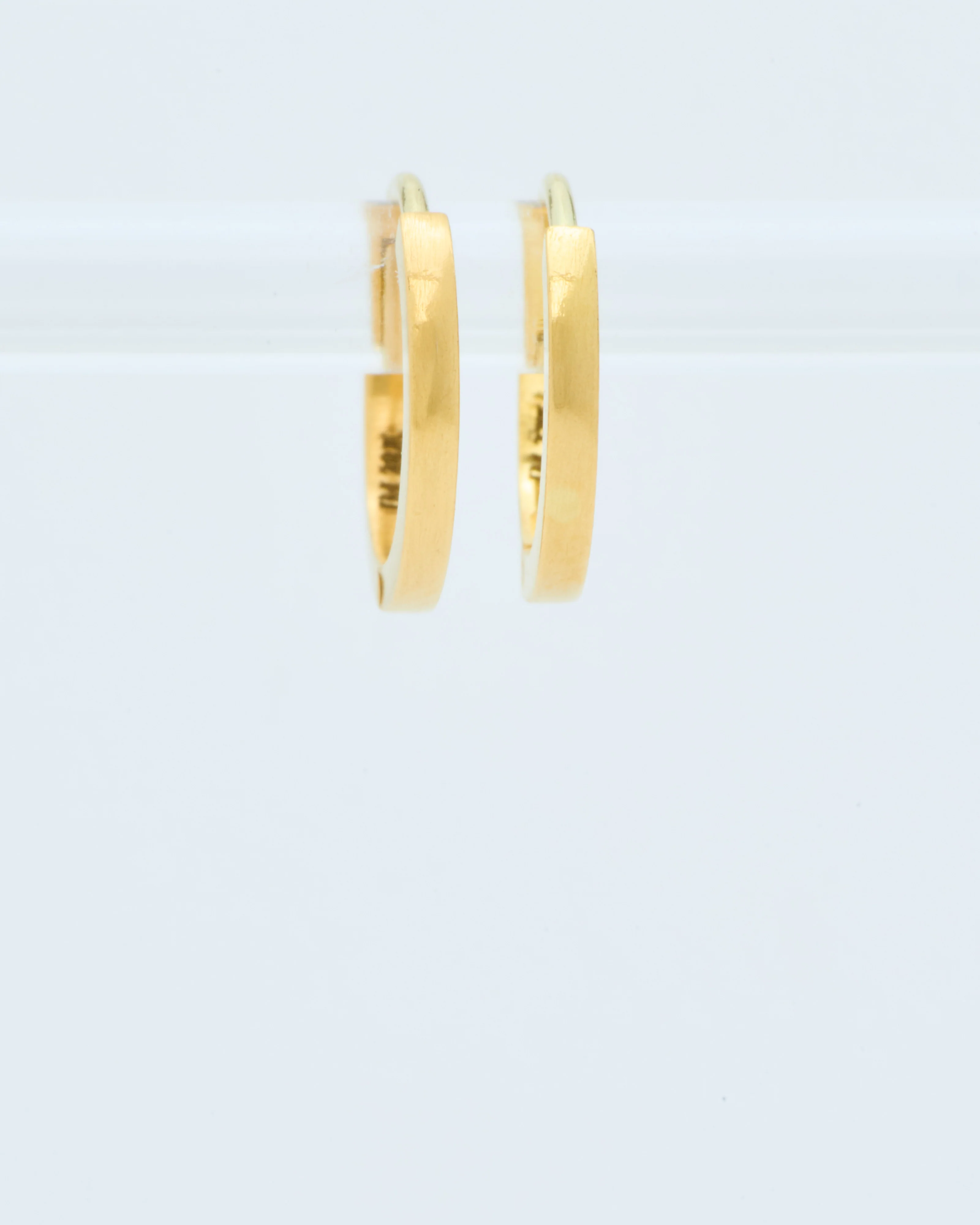 22k plain huggie hoops - Image 6