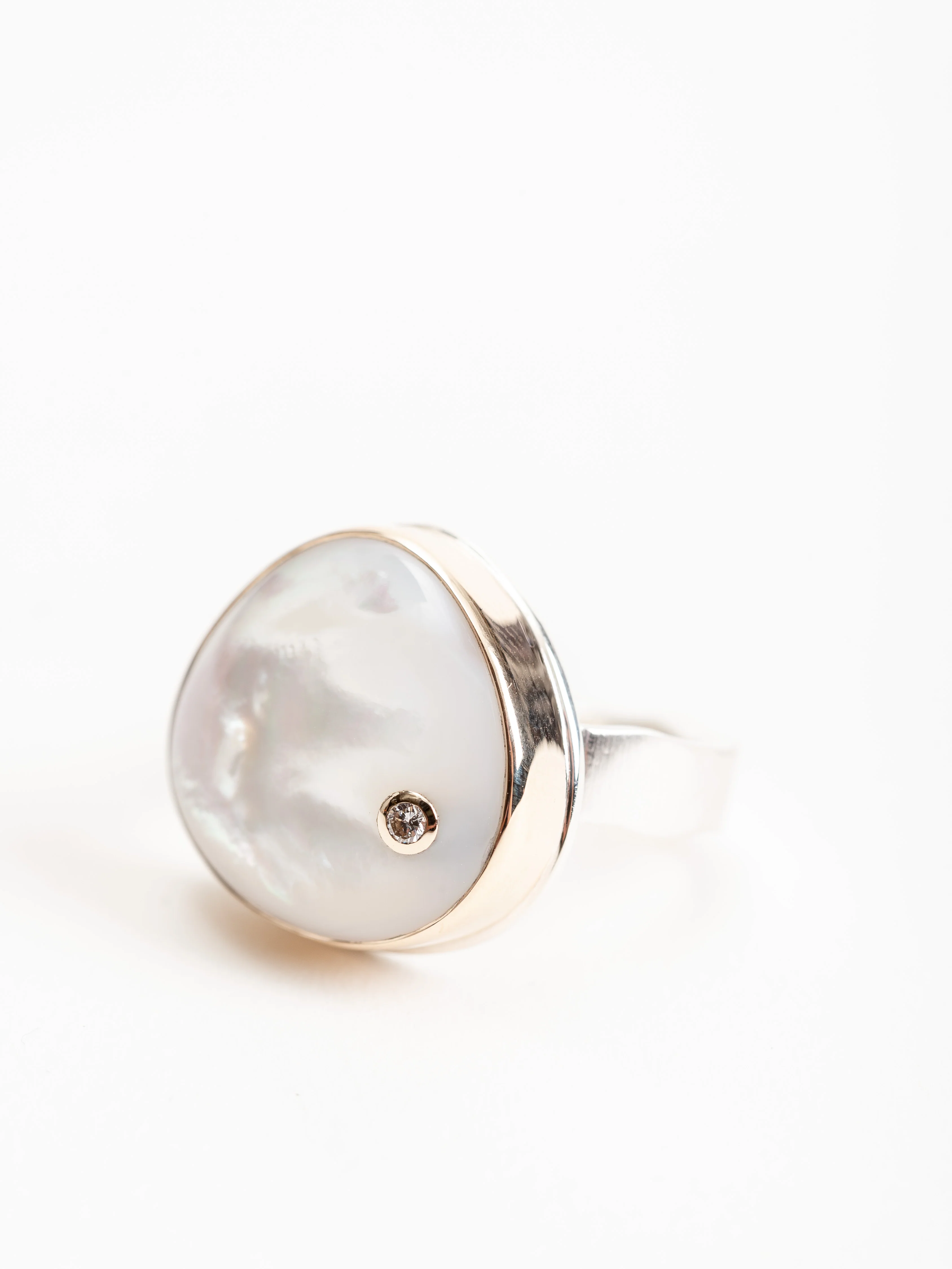 mother of pearl & diamond ring - Image 3
