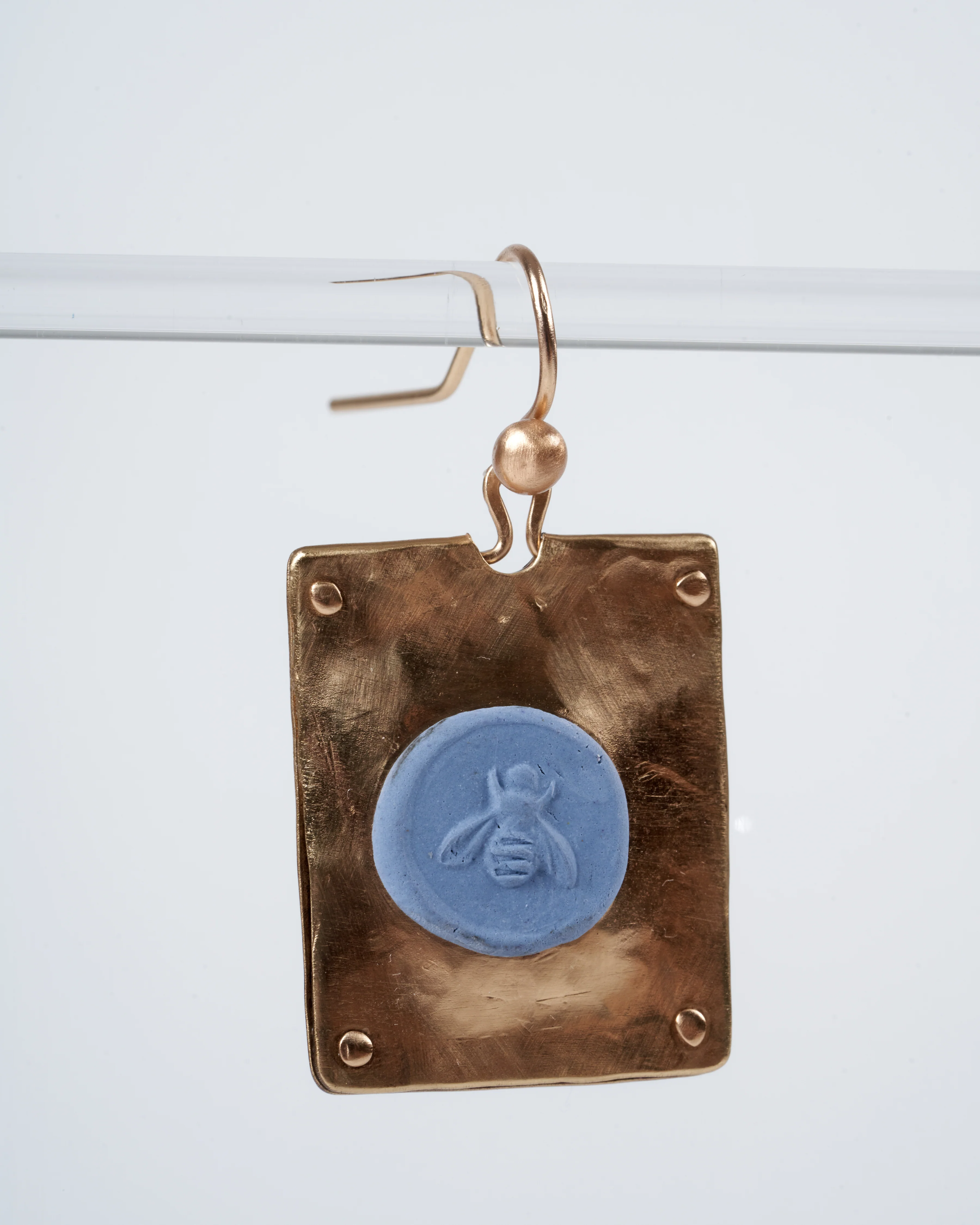 bee wedgwood cameo earring - light blue and gold - Image 2