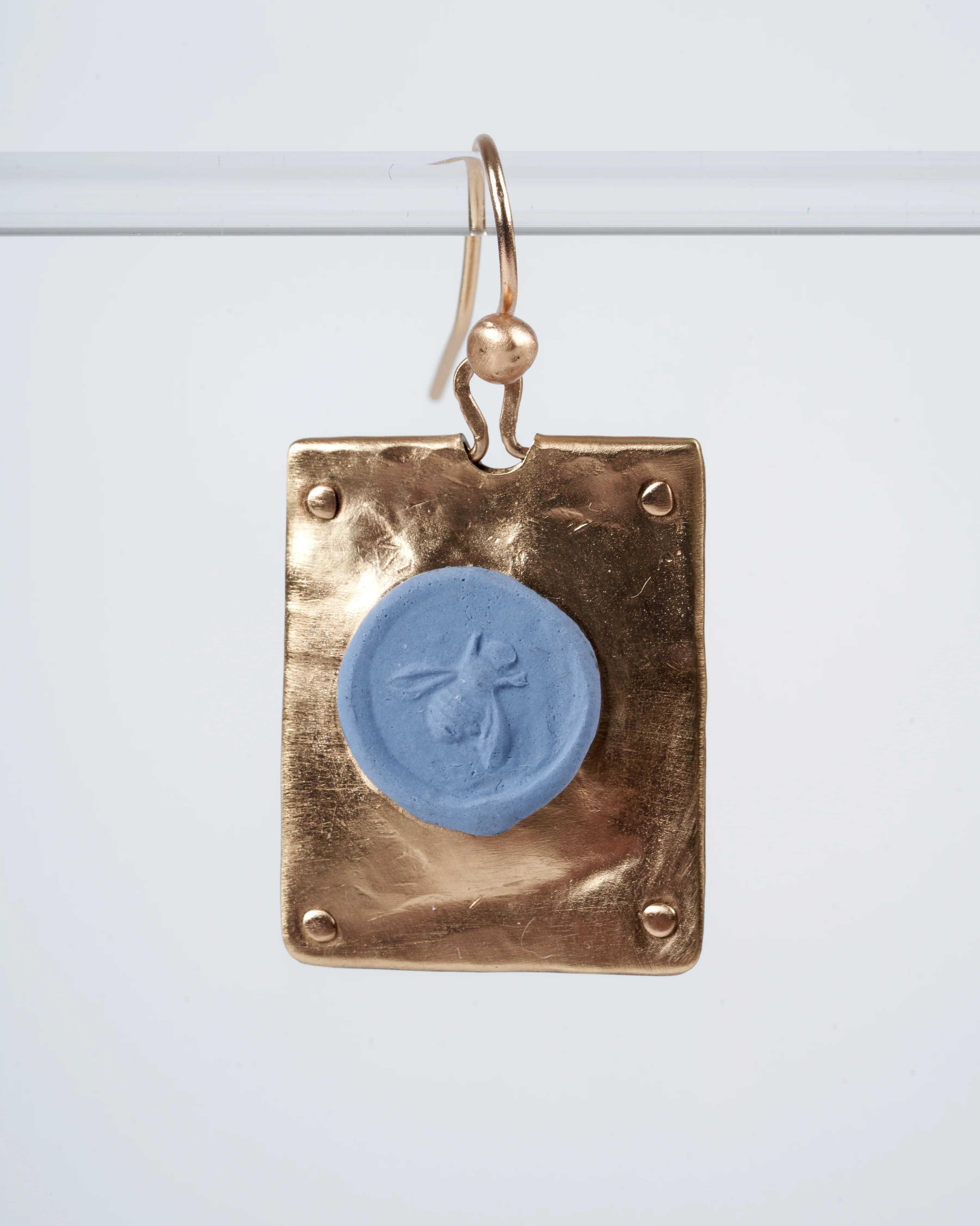 bee wedgwood cameo earring - light blue and gold - Image 3