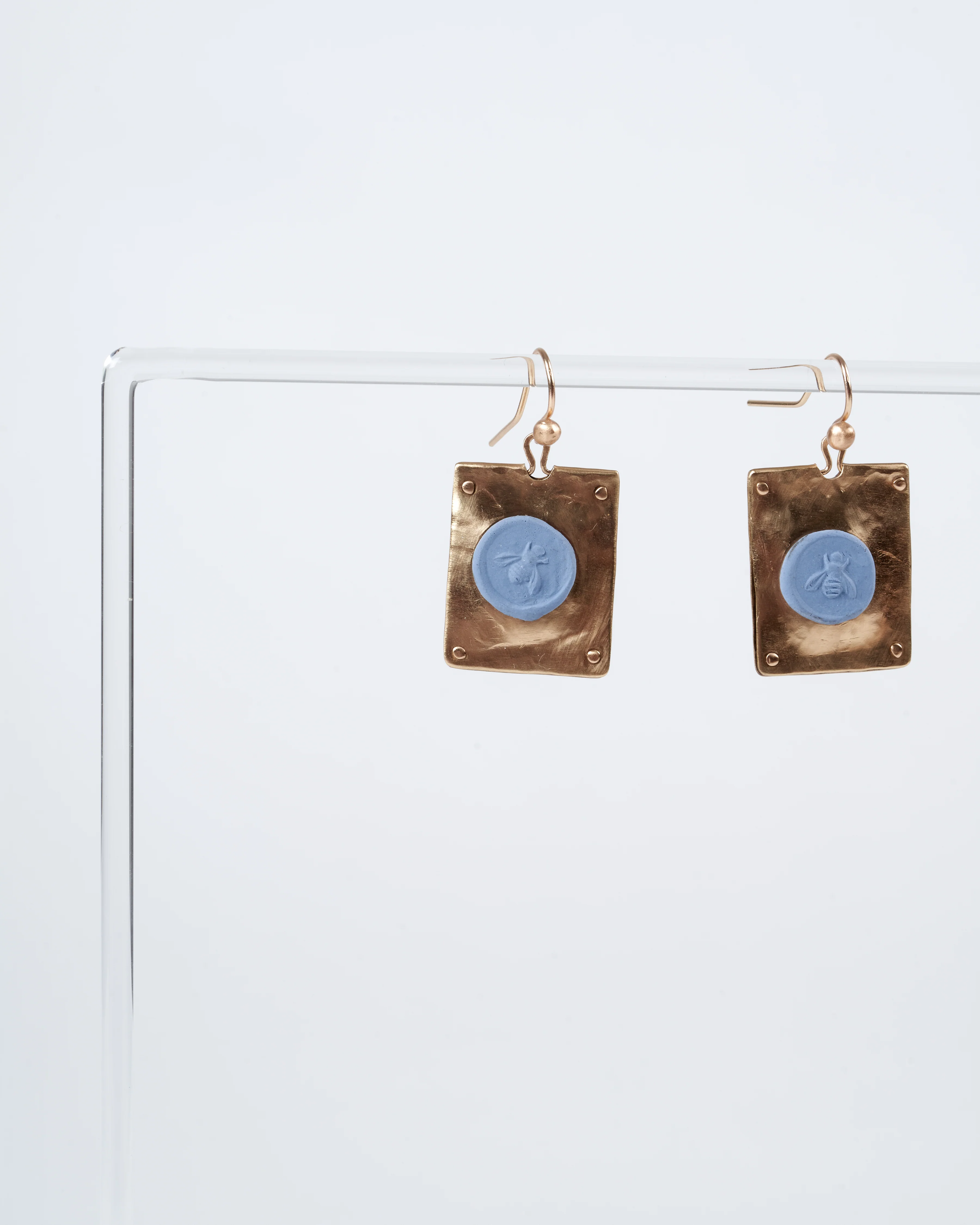 bee wedgwood cameo earring - light blue and gold - Image 4
