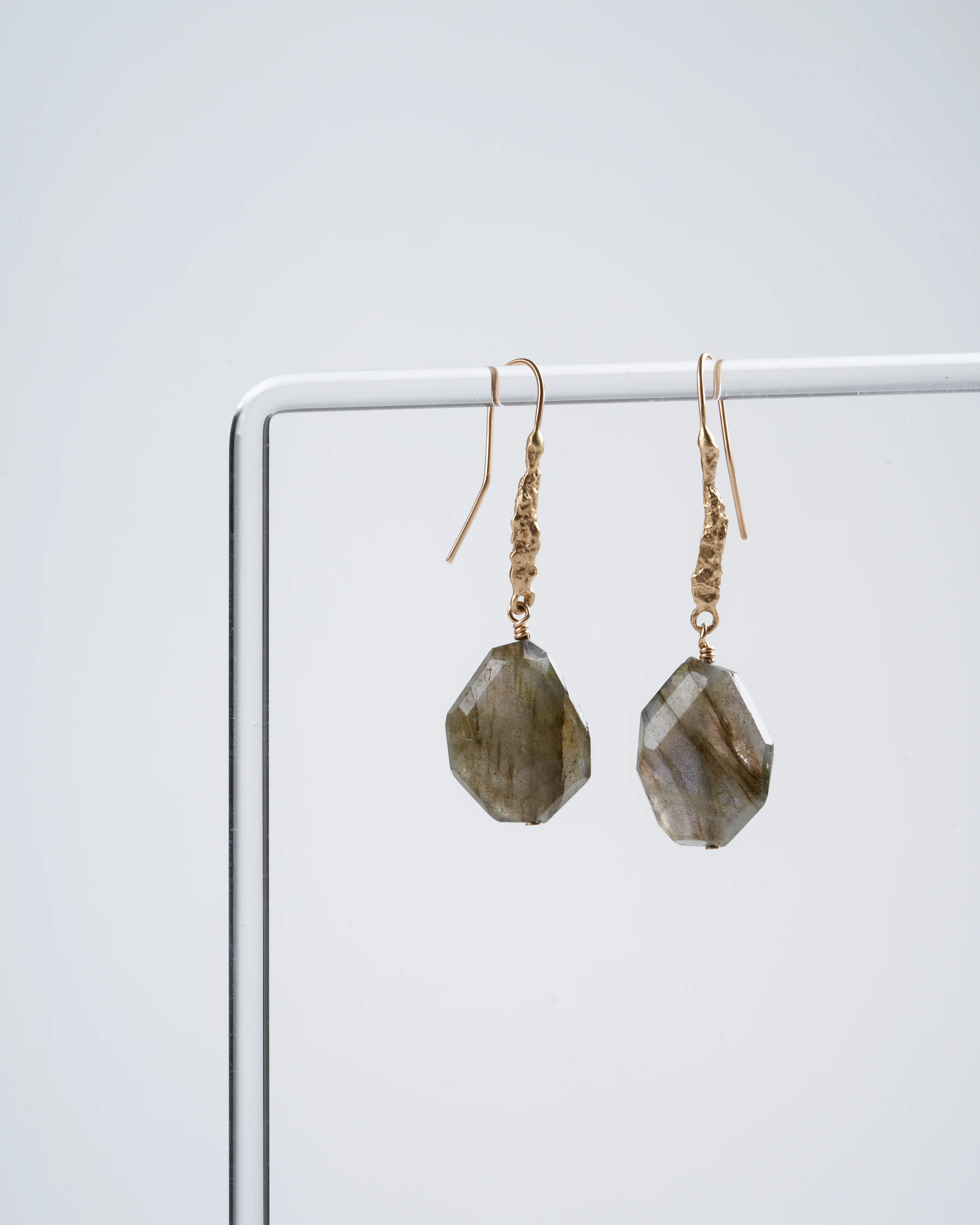 twig labradorite earring - green/blue - Image 2