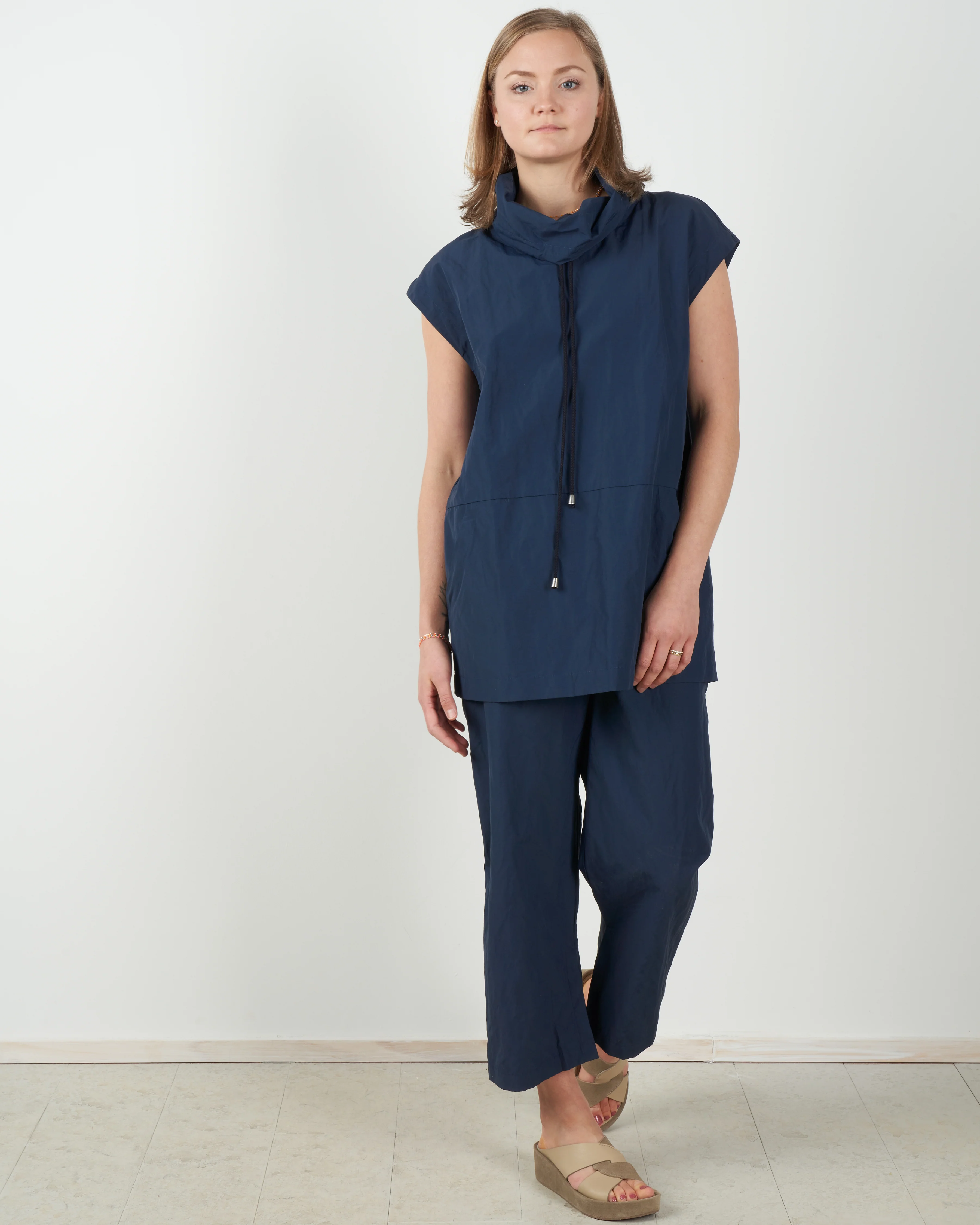 split hem capri pant - navy - Image 4