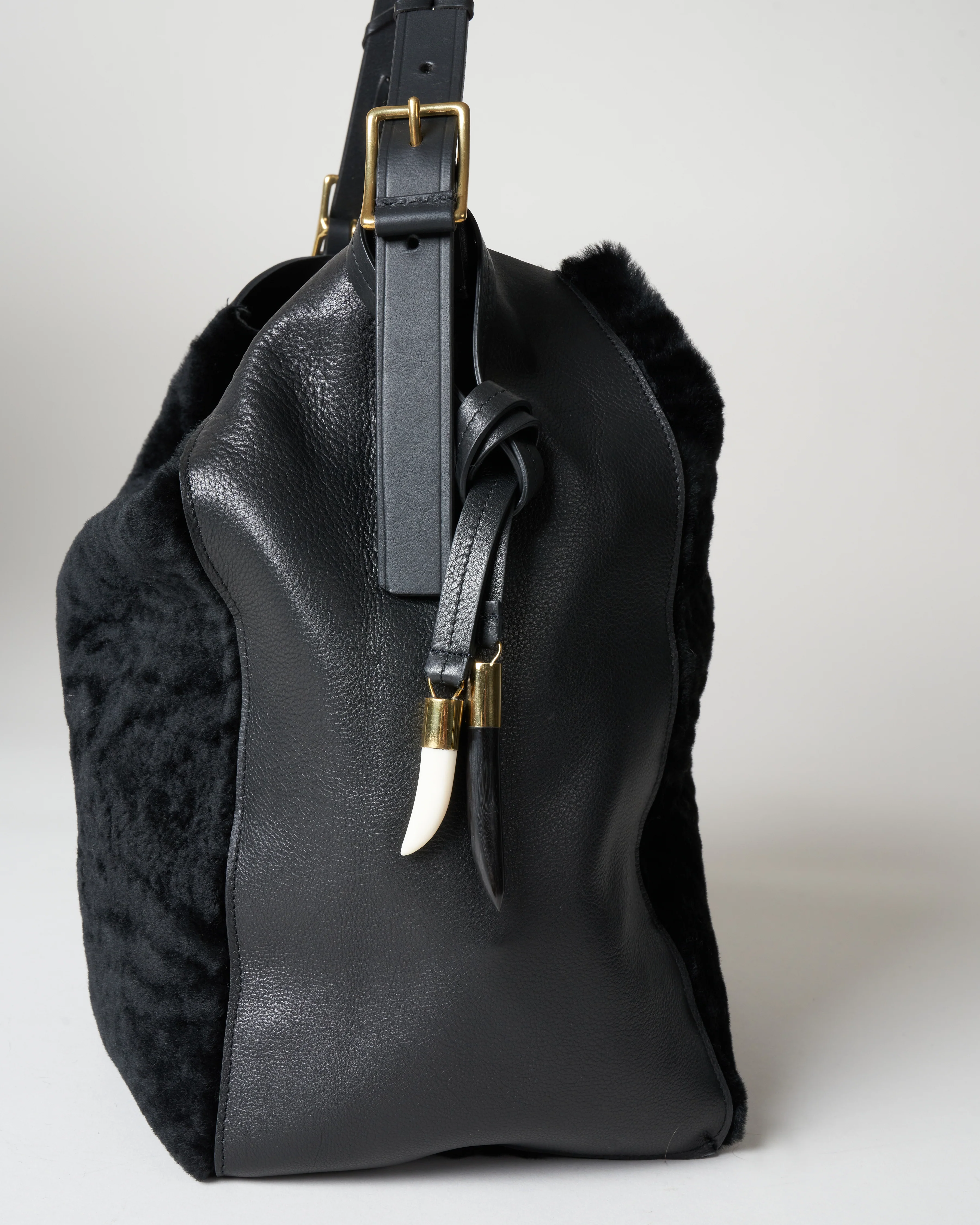 black shearling cowdray hobo bag - black - Image 3