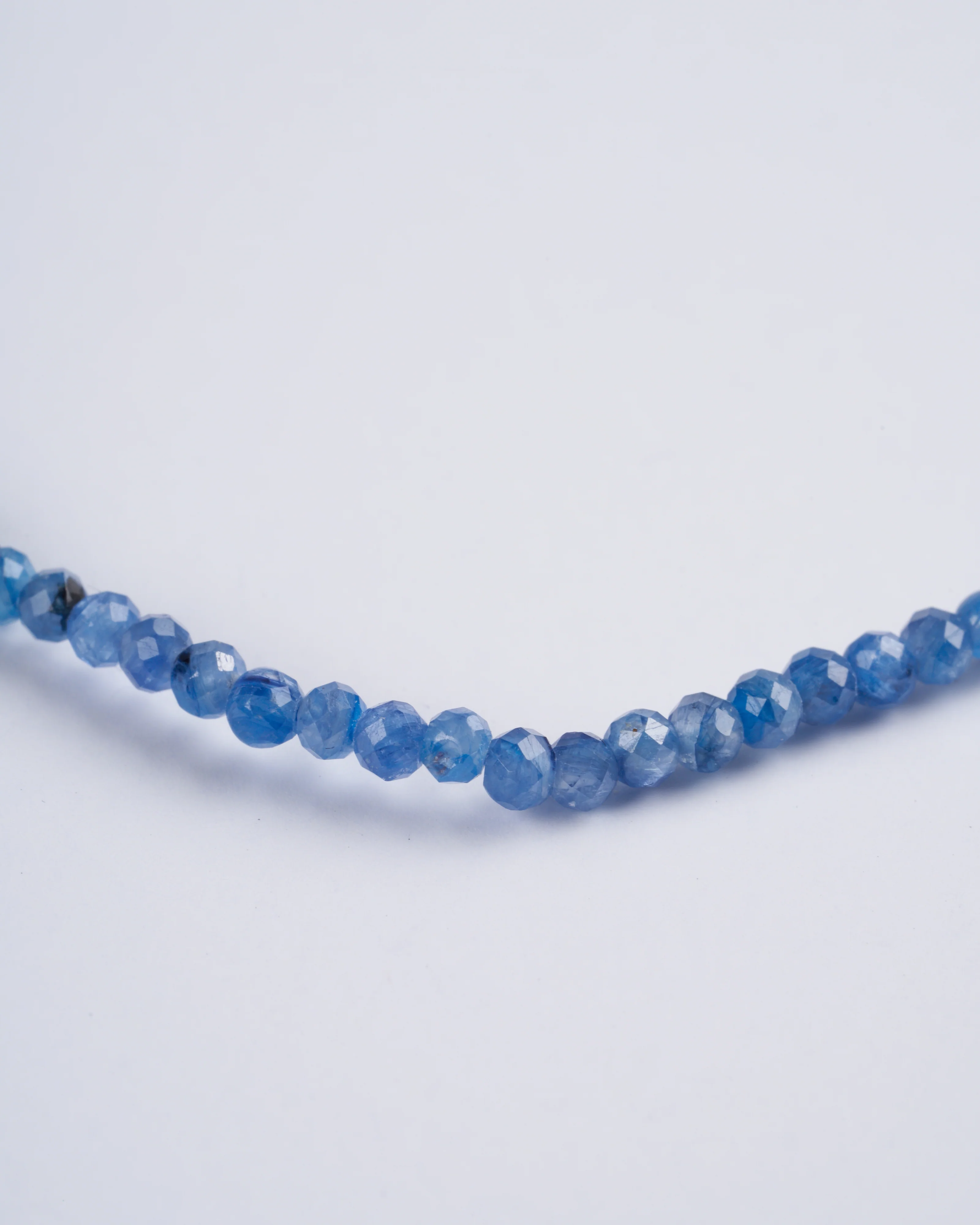 15" unknotted kyanite necklace w/ 9k gold clasp - Image 4