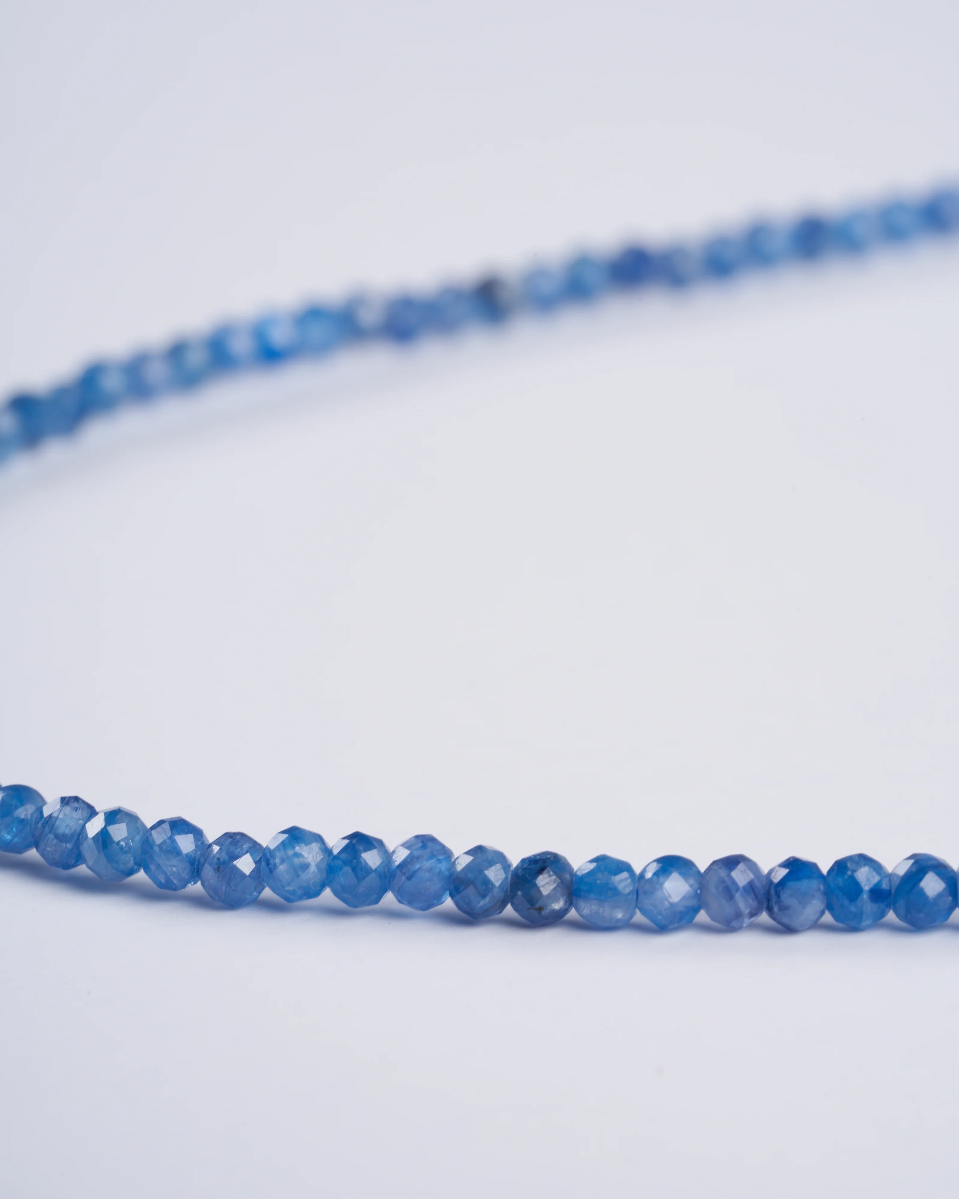 15" unknotted kyanite necklace w/ 9k gold clasp - Image 5