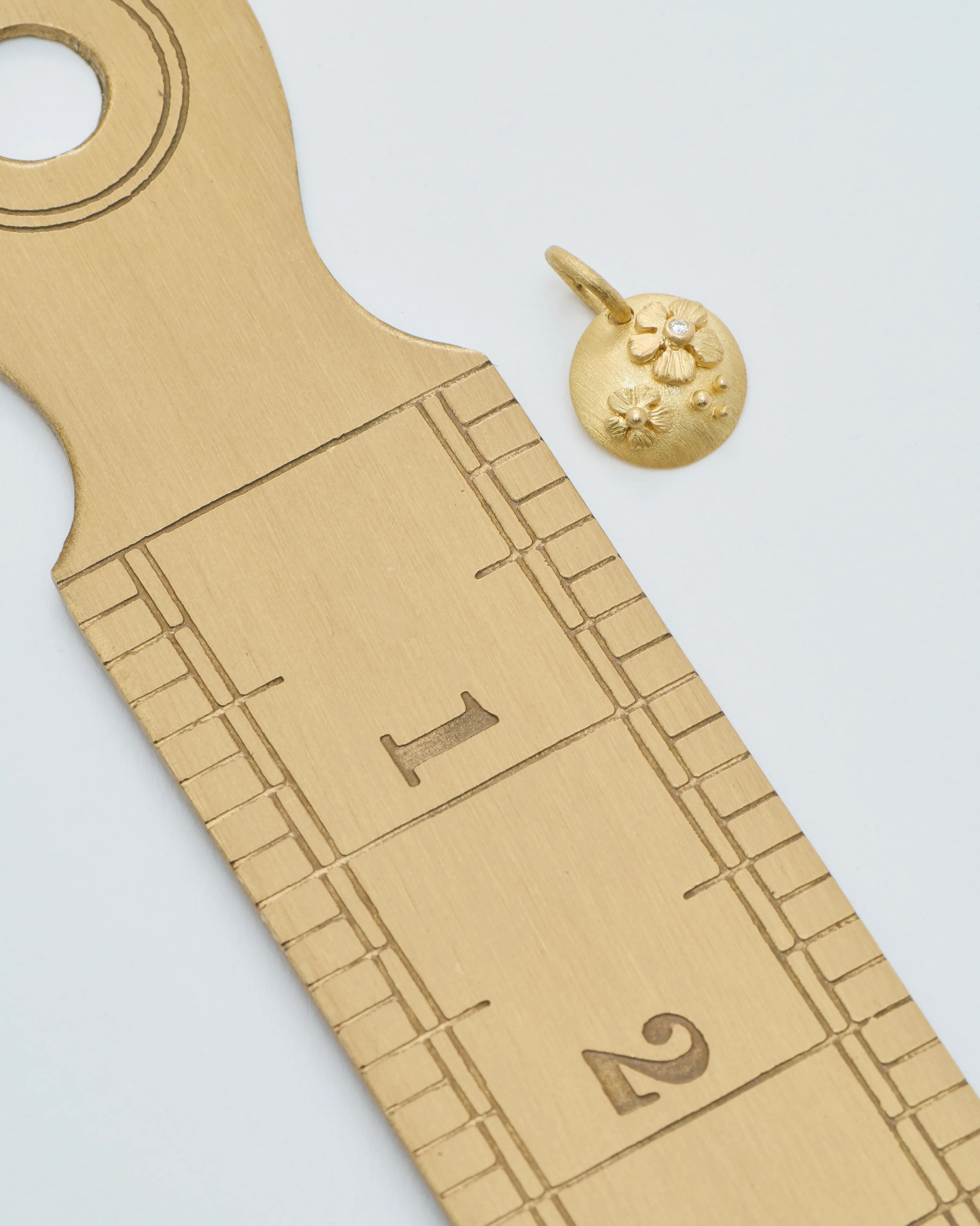 18k gold coin pendant with flowers - Image 7