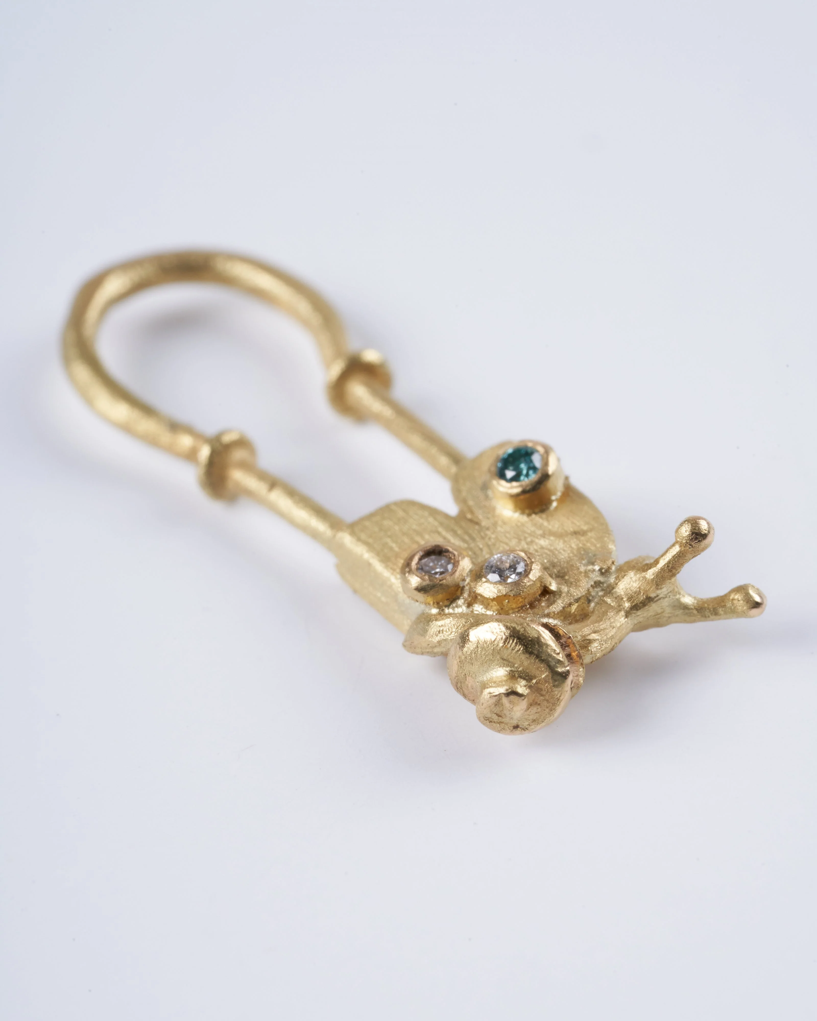 18k gold safety pin with snail and colored diamonds - gold - Image 2