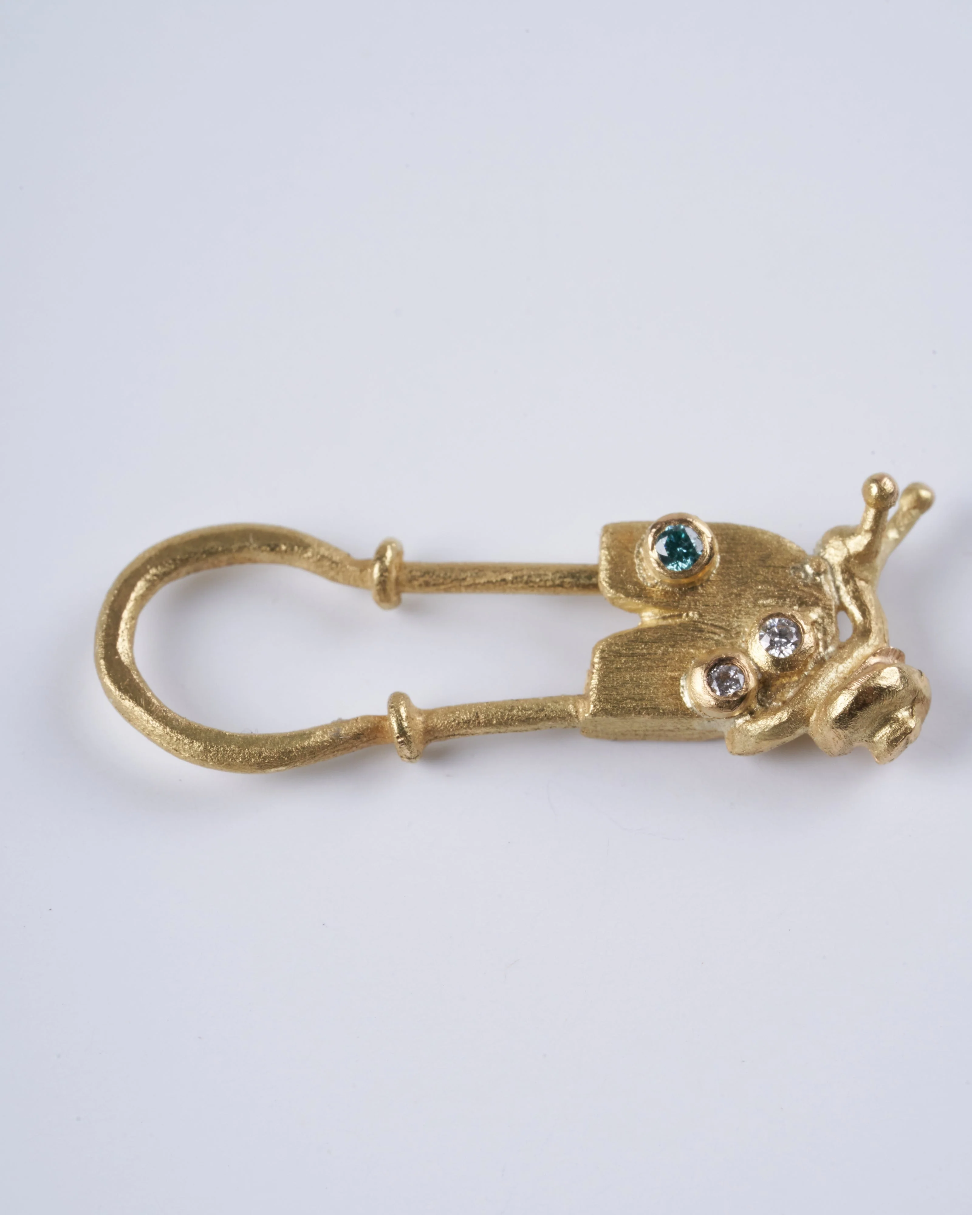 18k gold safety pin with snail and colored diamonds - gold - Image 3