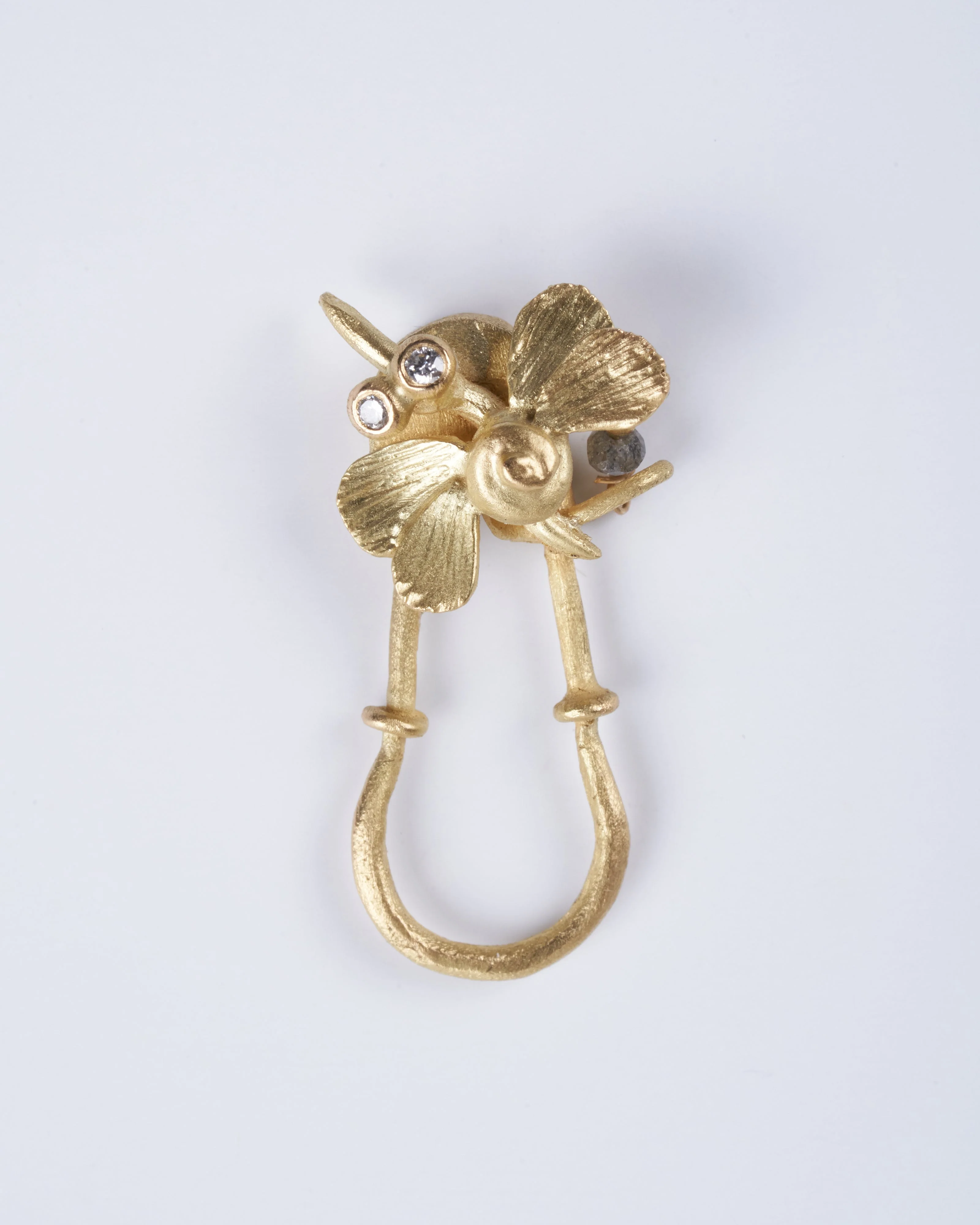 18k handmade clasp with hummimgbird with white diamonds - gold