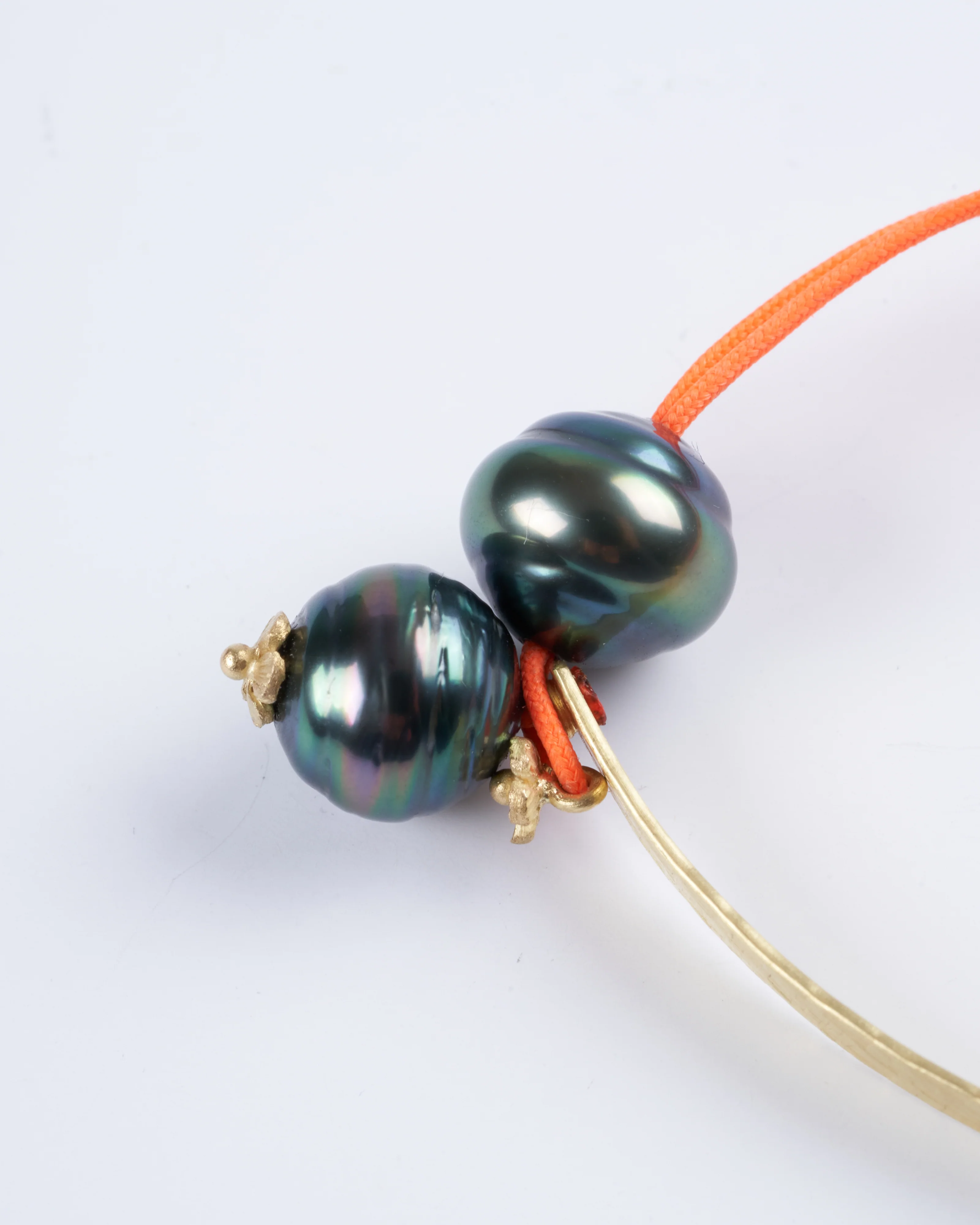 18k yellow gold, blue diamond and freshwater pearl bracelet - Image 3