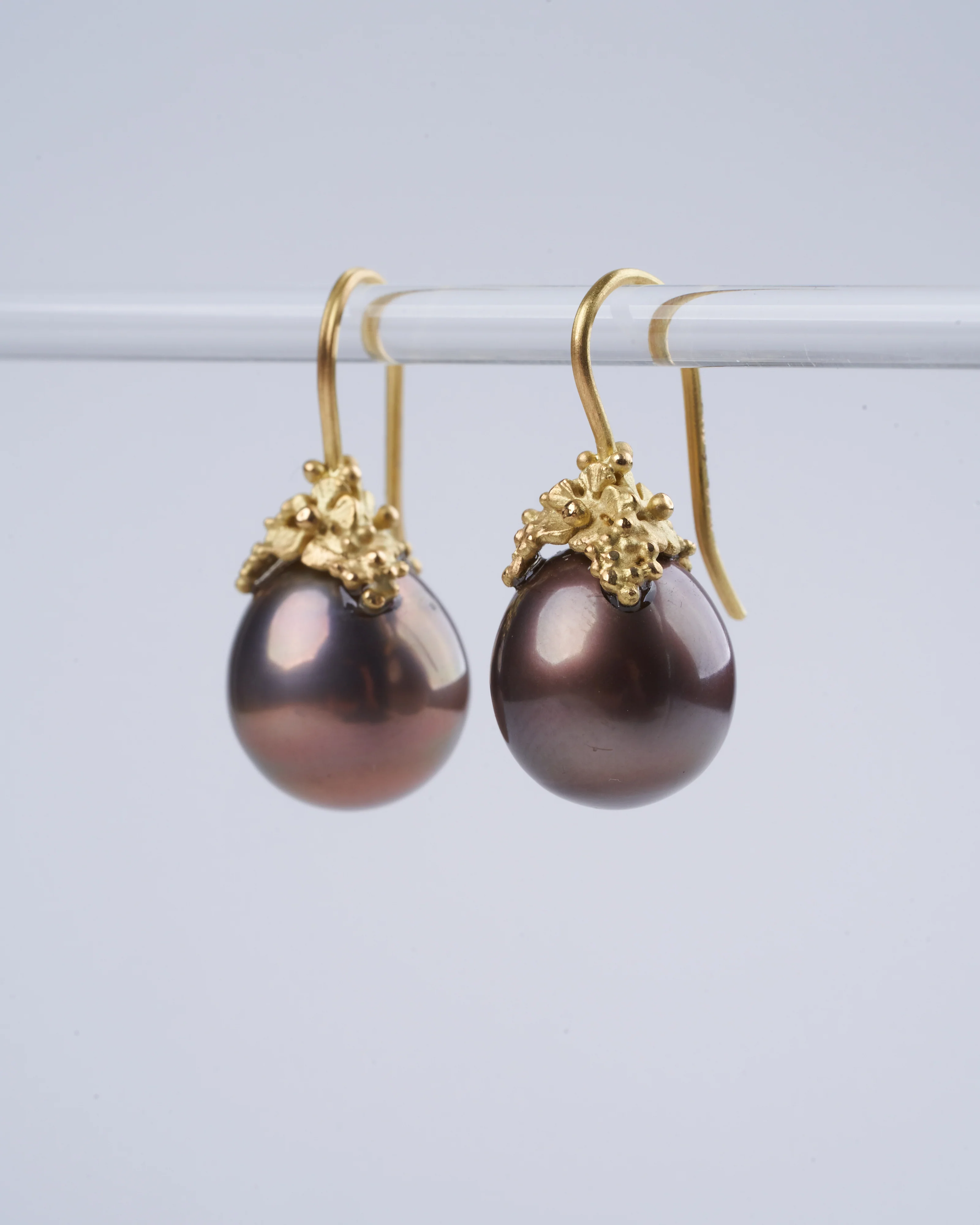 brown pearl earrings - brown / gold - Image 2