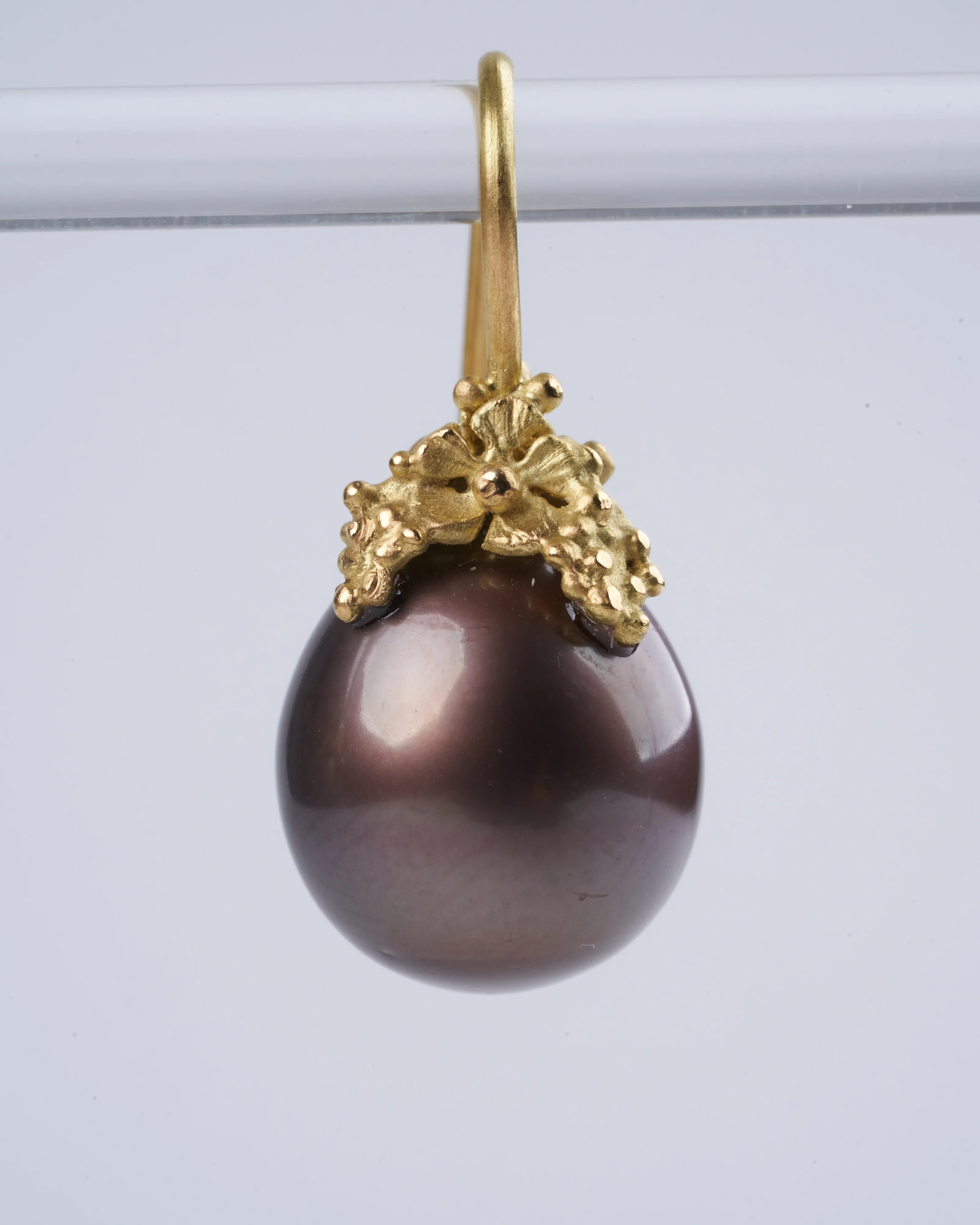 brown pearl earrings - brown / gold - Image 3