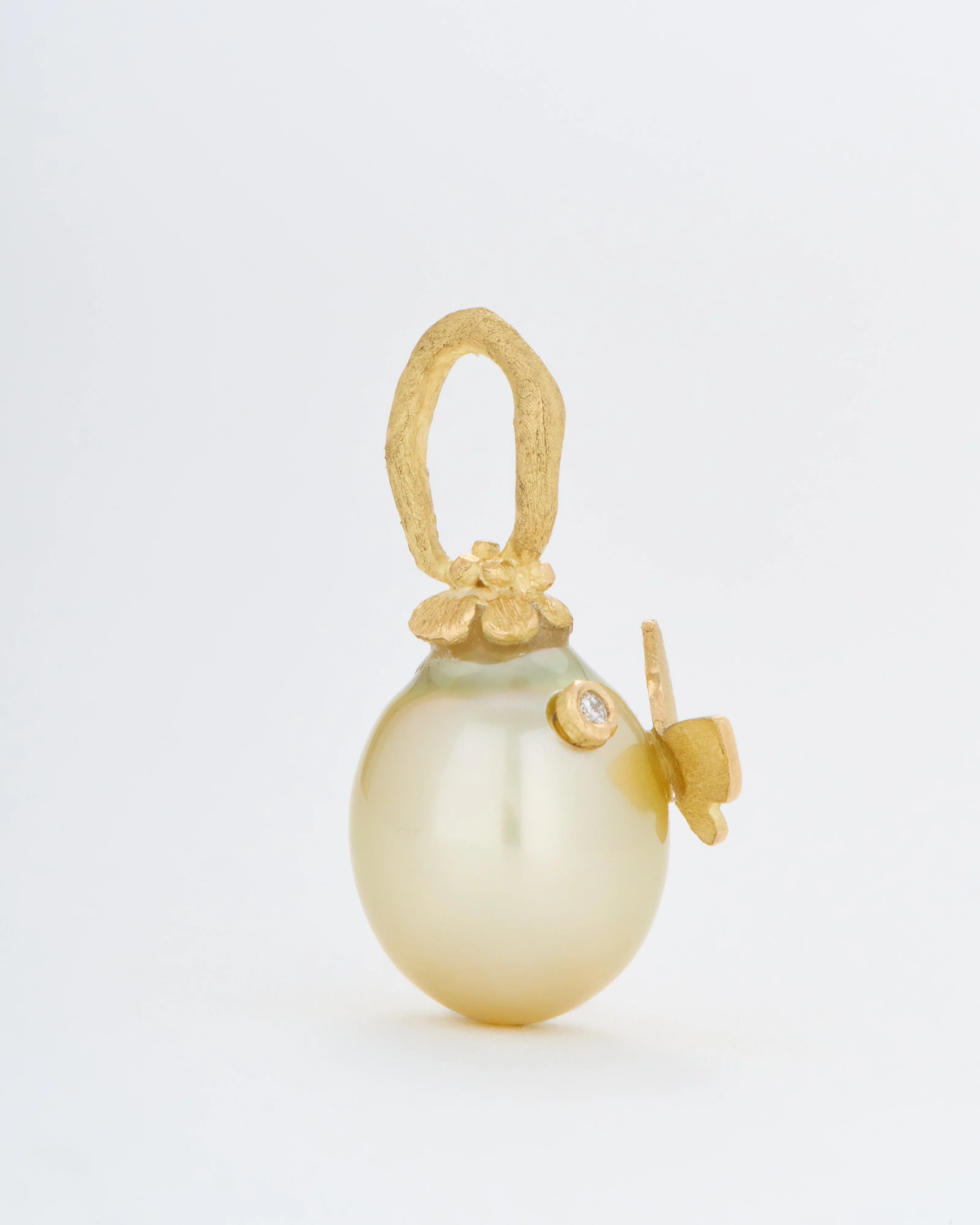 champagne pearl pendant with butterfly - Image 3