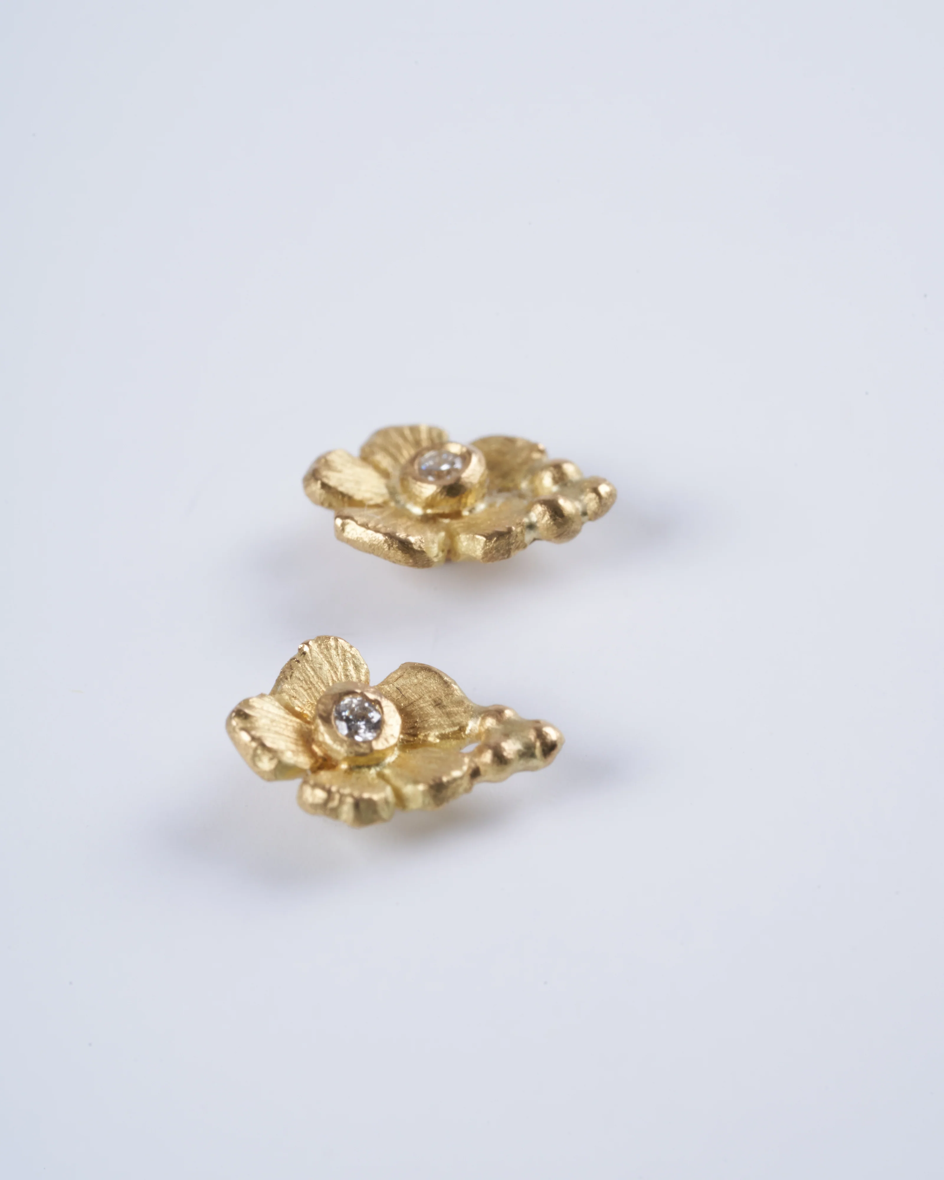 18k yellow gold earrings with white diamonds - gold - Image 2