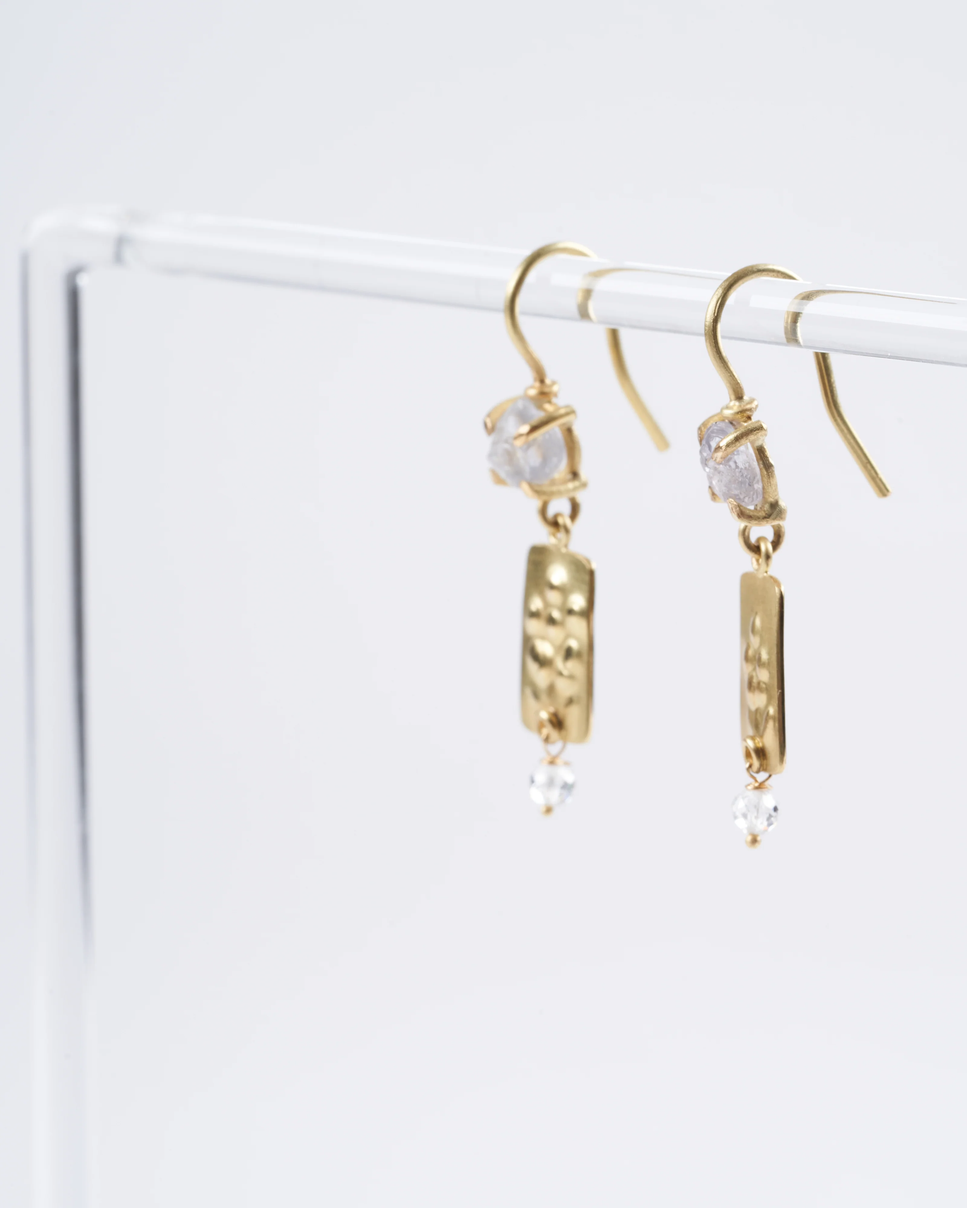 18k yellow gold earrings with raw sapphires and diamonds - gold - Image 2