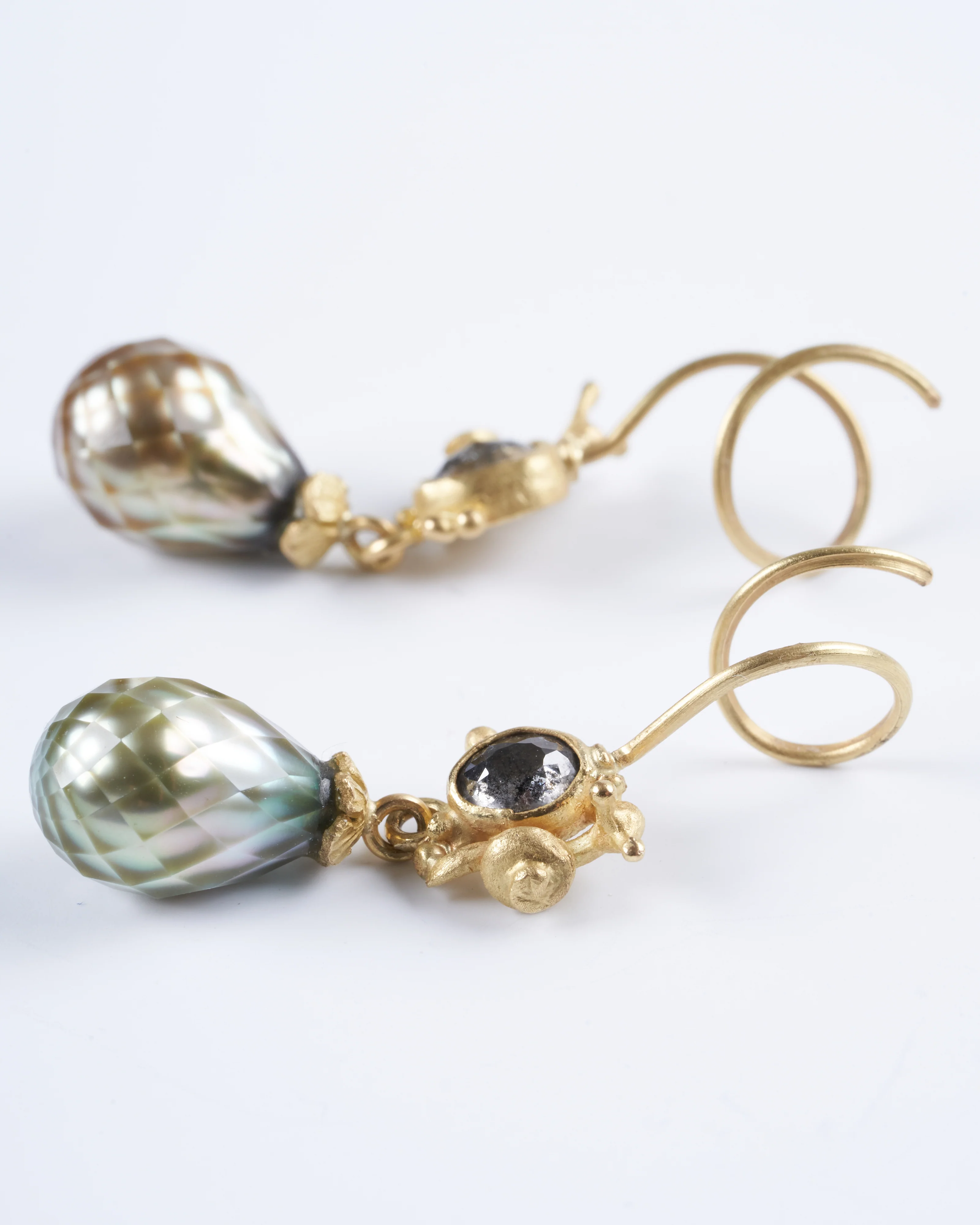 18k yellow gold earrings with salt and pepper diamonds and tahitian pearls - gold - Image 2