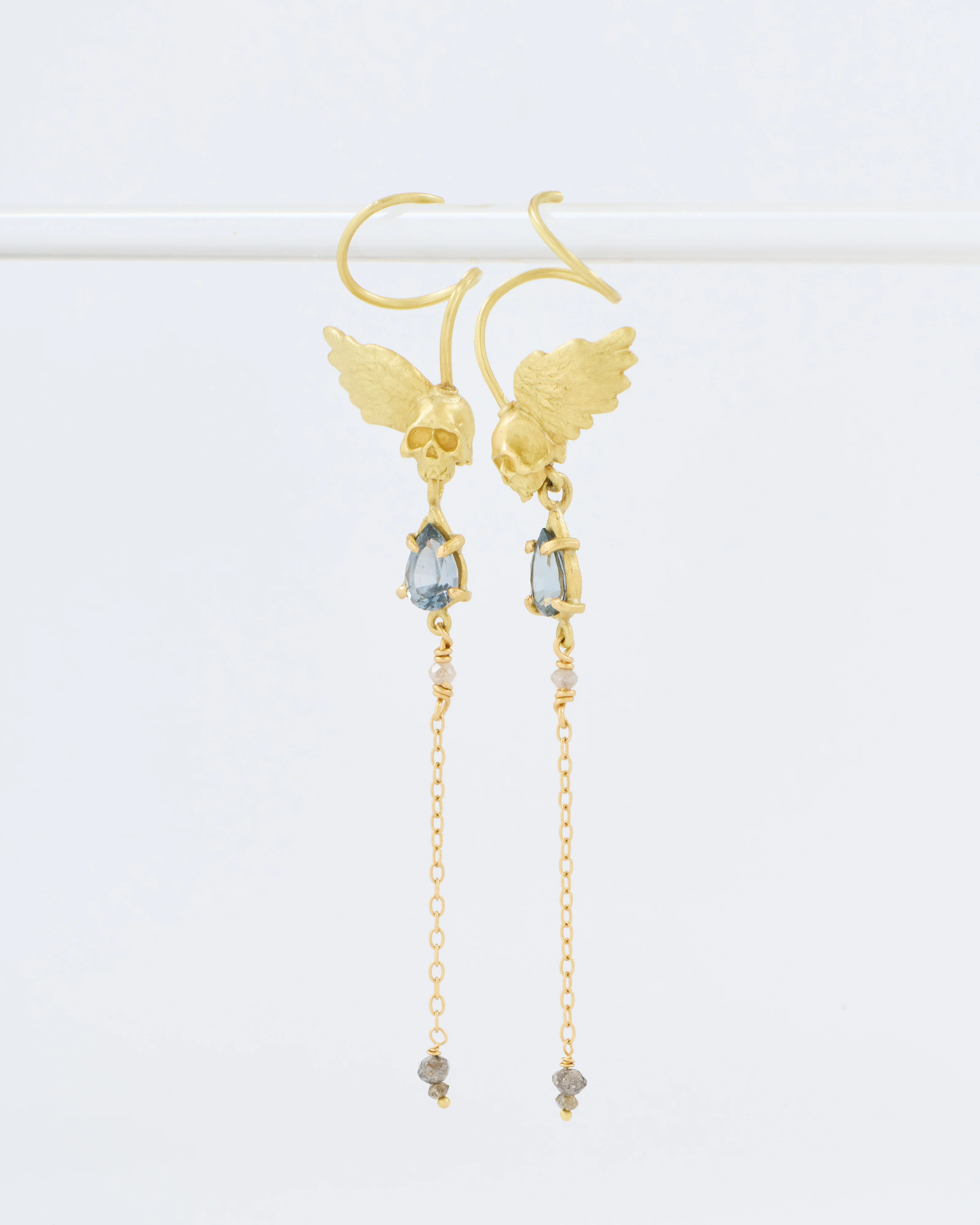 grey spinel skull earrings - Image 3