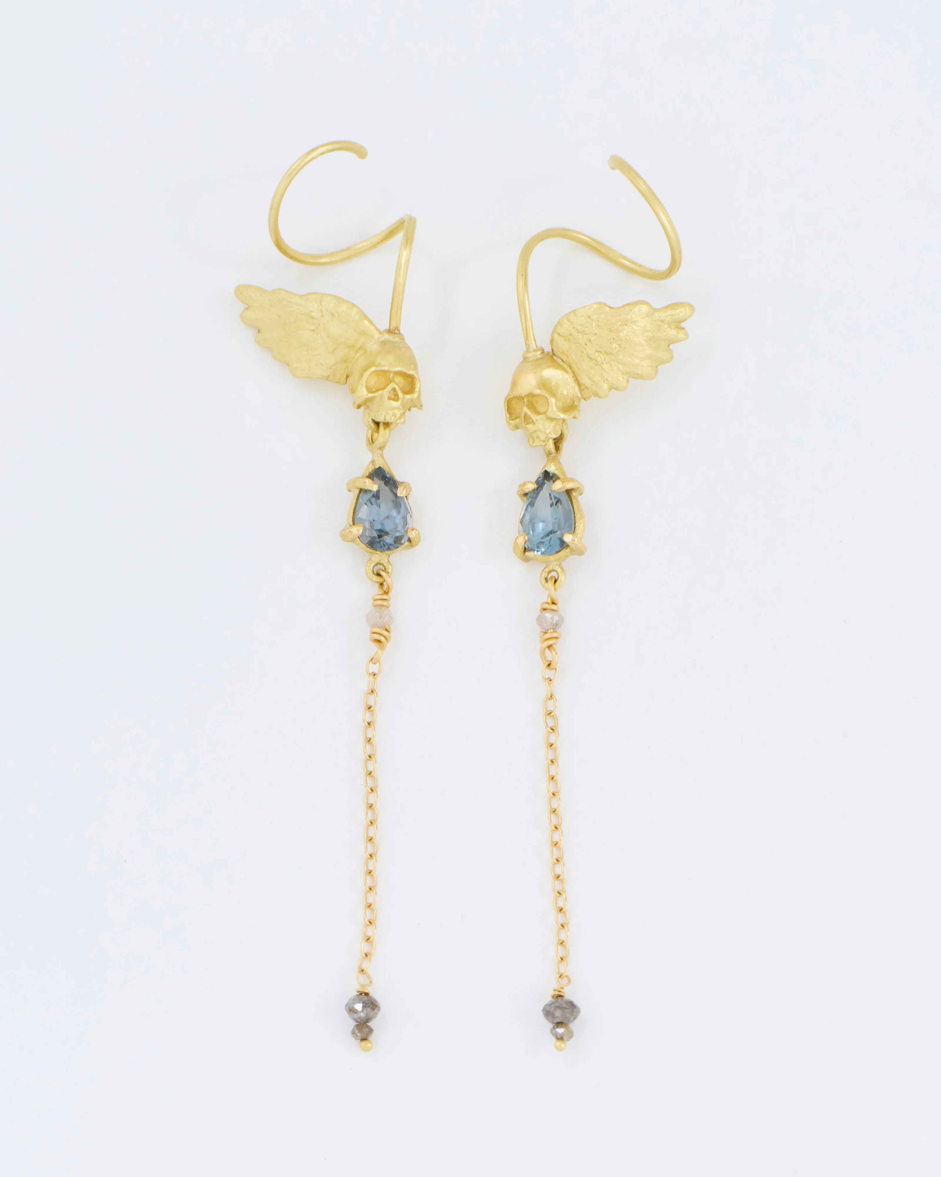 grey spinel skull earrings - Image 4