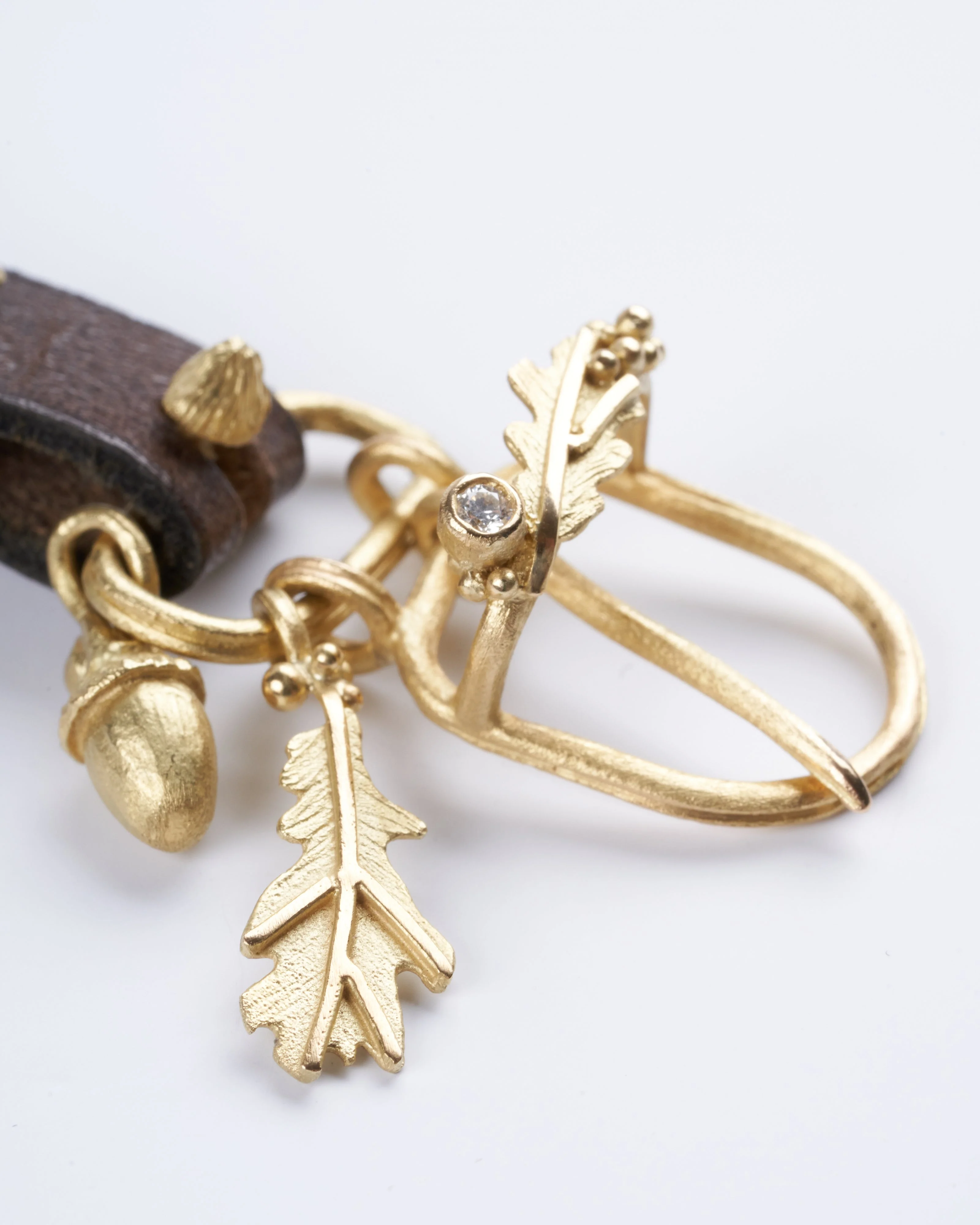 handmade 18k gold clasp, white diamonds, mushroom, leaves and acorn - gold - Image 2