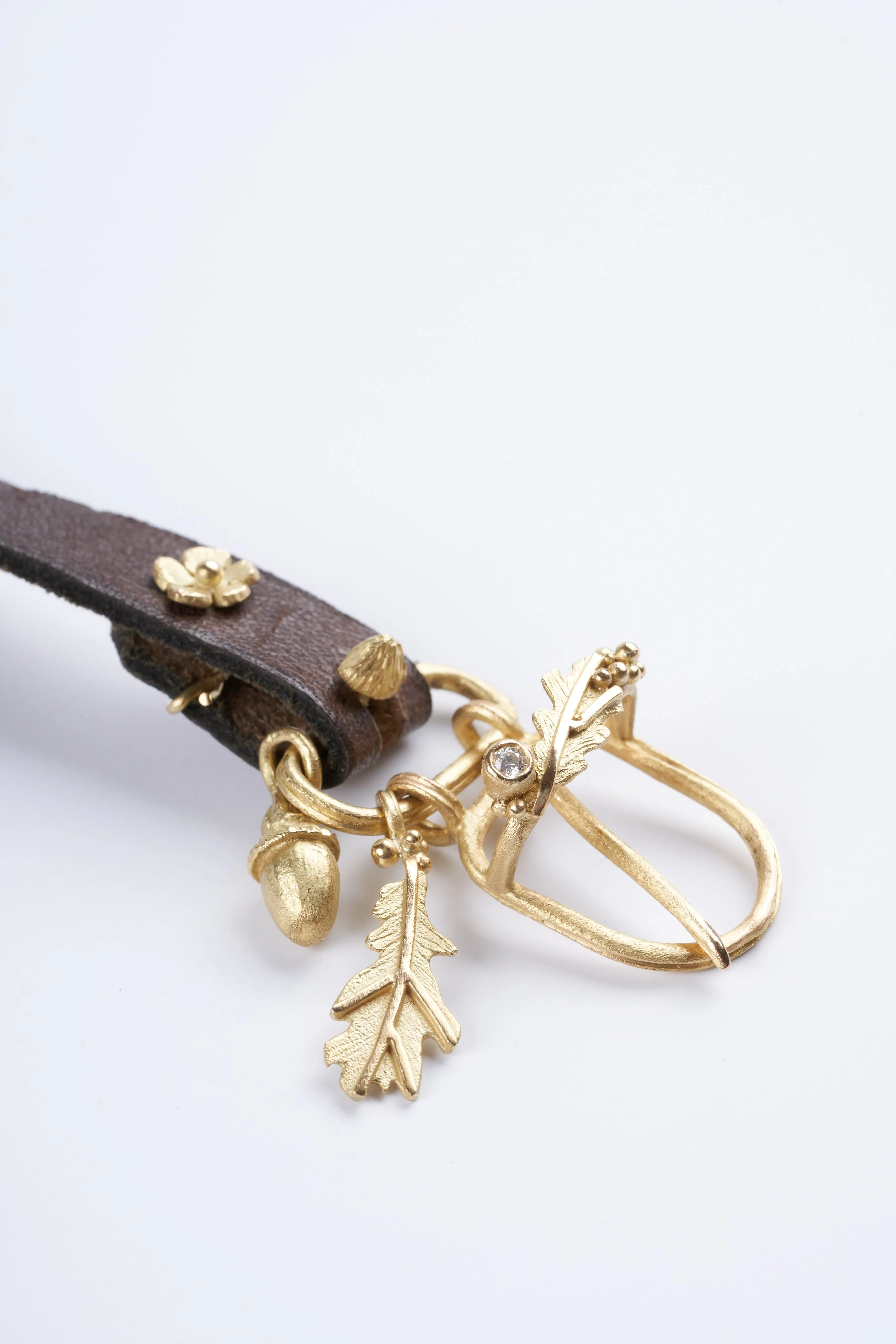 handmade 18k gold clasp, white diamonds, mushroom, leaves and acorn - gold - Image 3