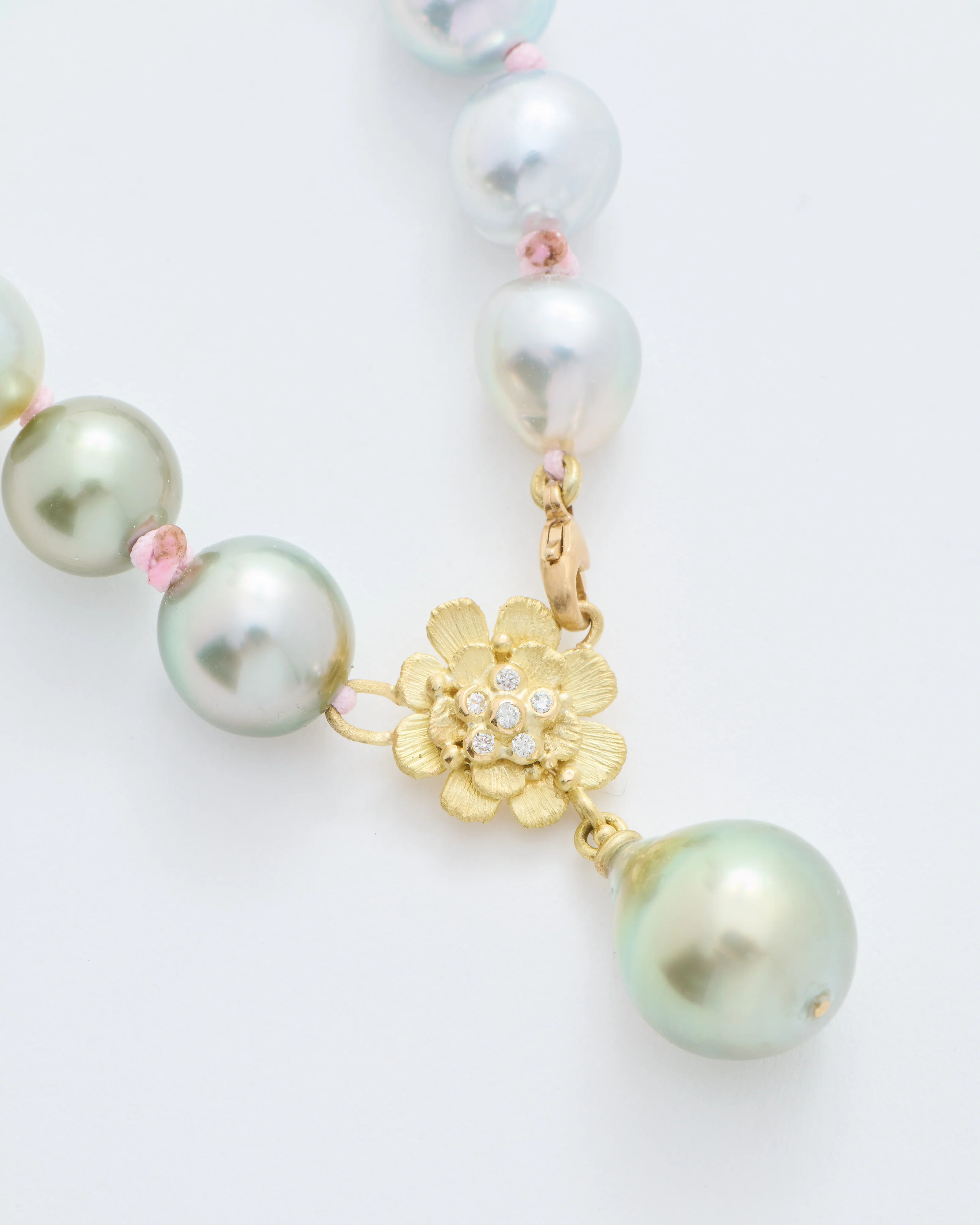 mixed pearl necklace with flower and diamonds - Image 3