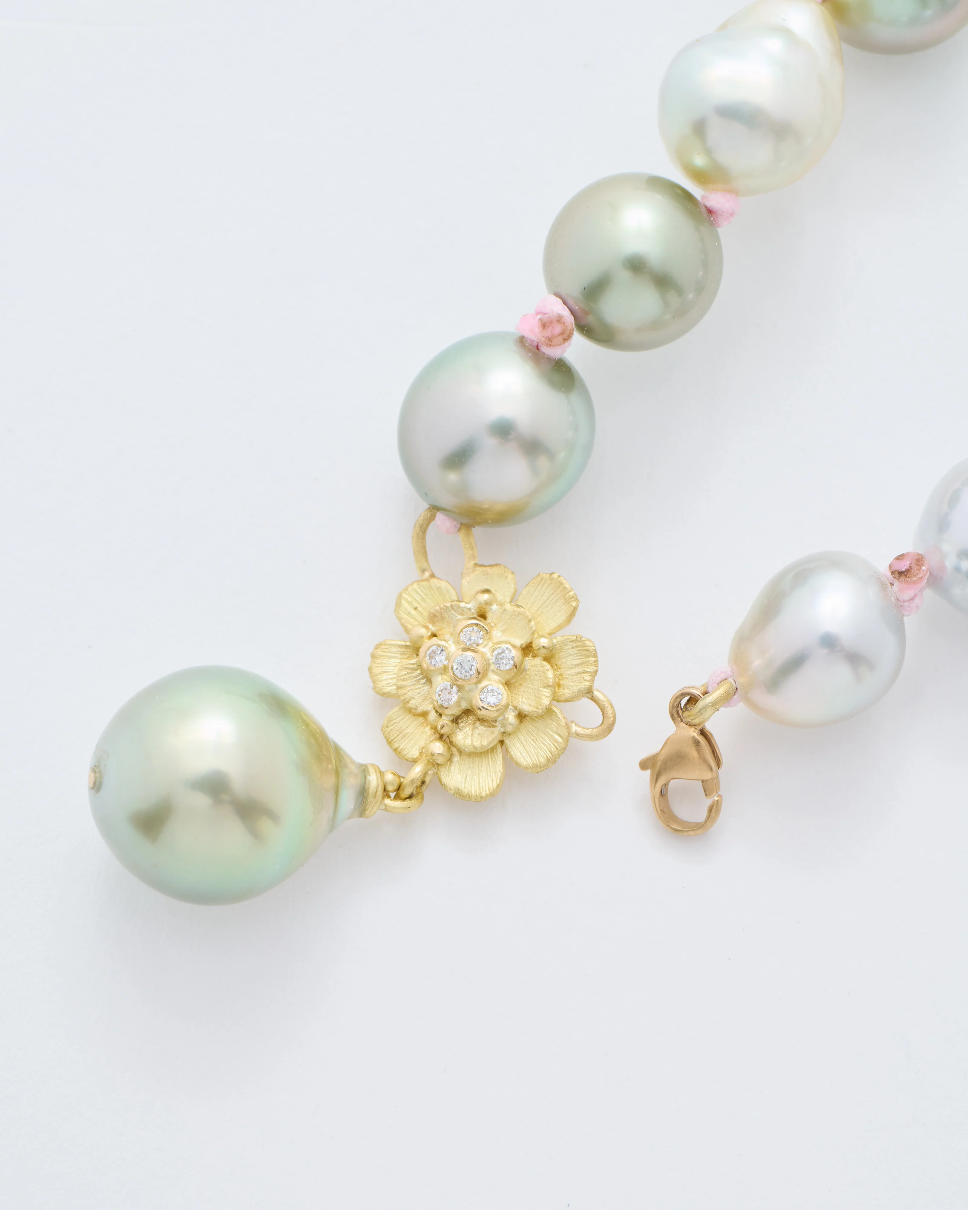 mixed pearl necklace with flower and diamonds - Image 4