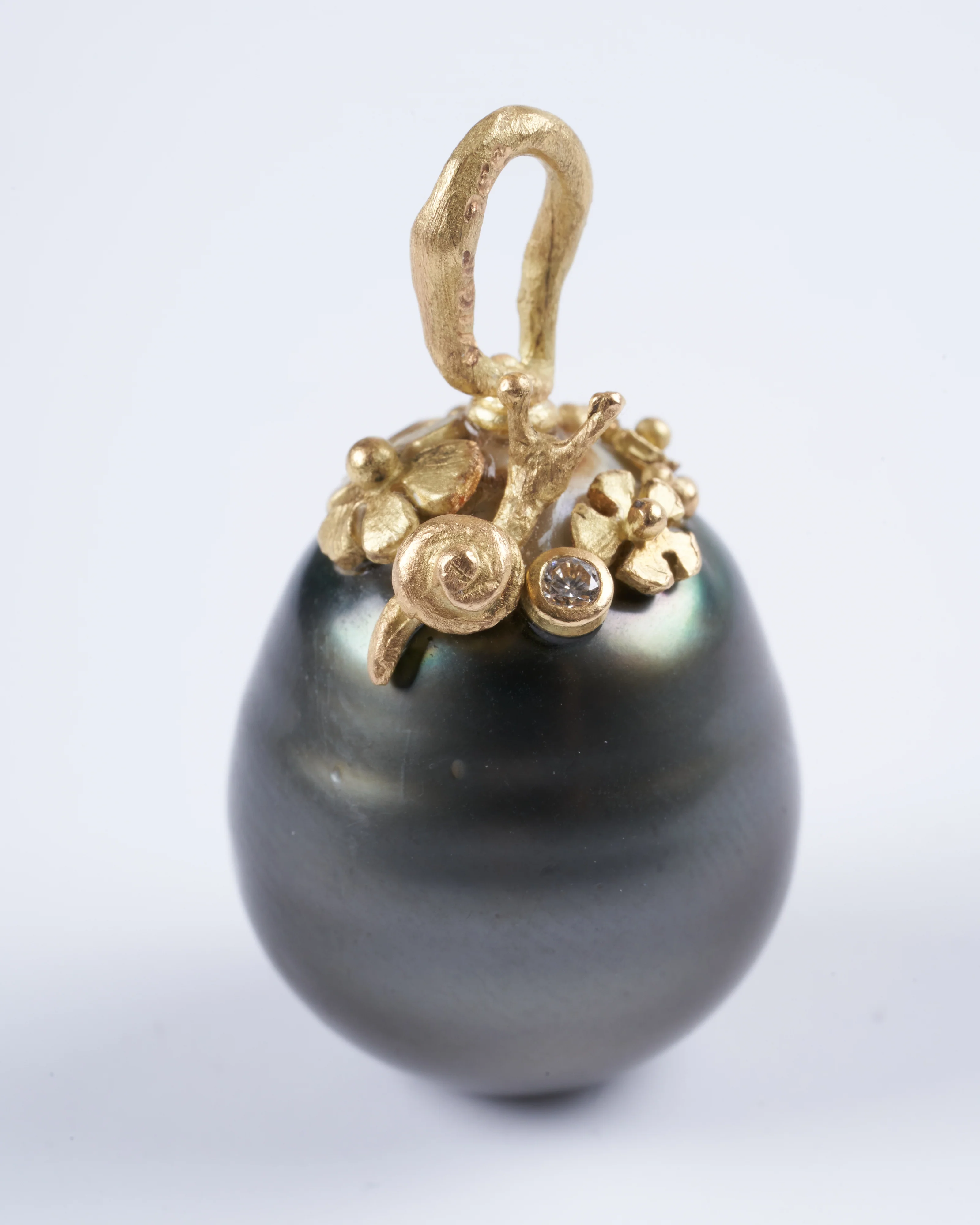 tahitian pearl pendant  with yellow gold and diamond details - Image 4